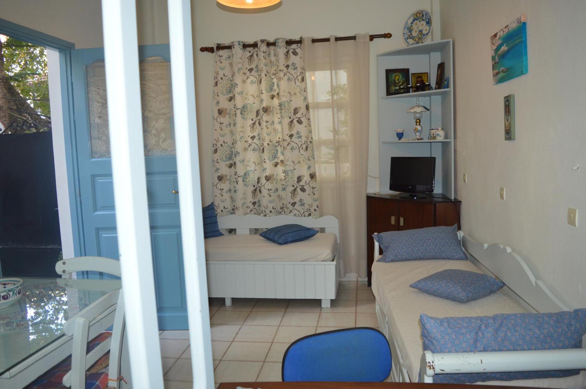 Patras Est 1990 Guest house Fourni Ikarias