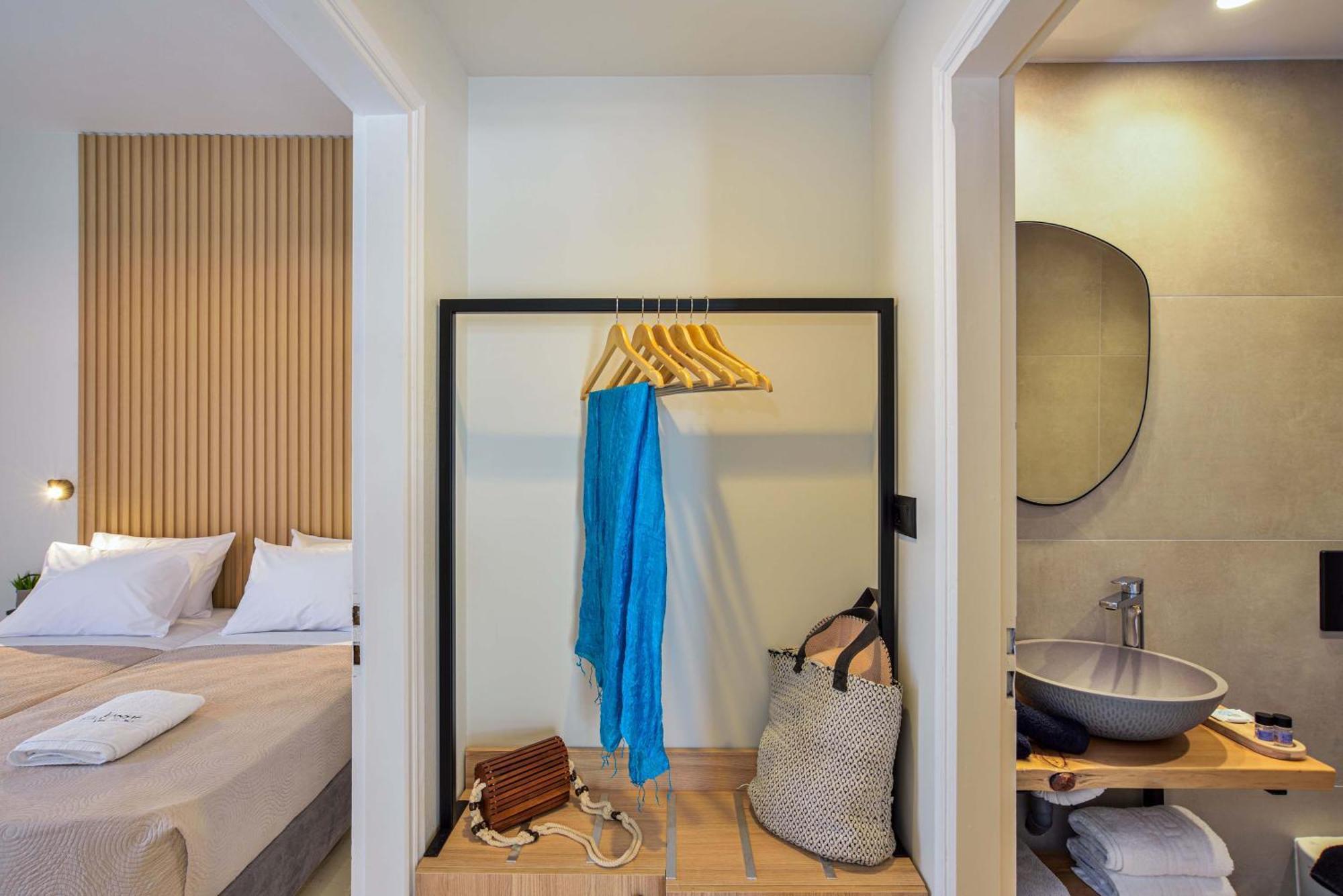 Aparthotel Eloque Simple Living Space