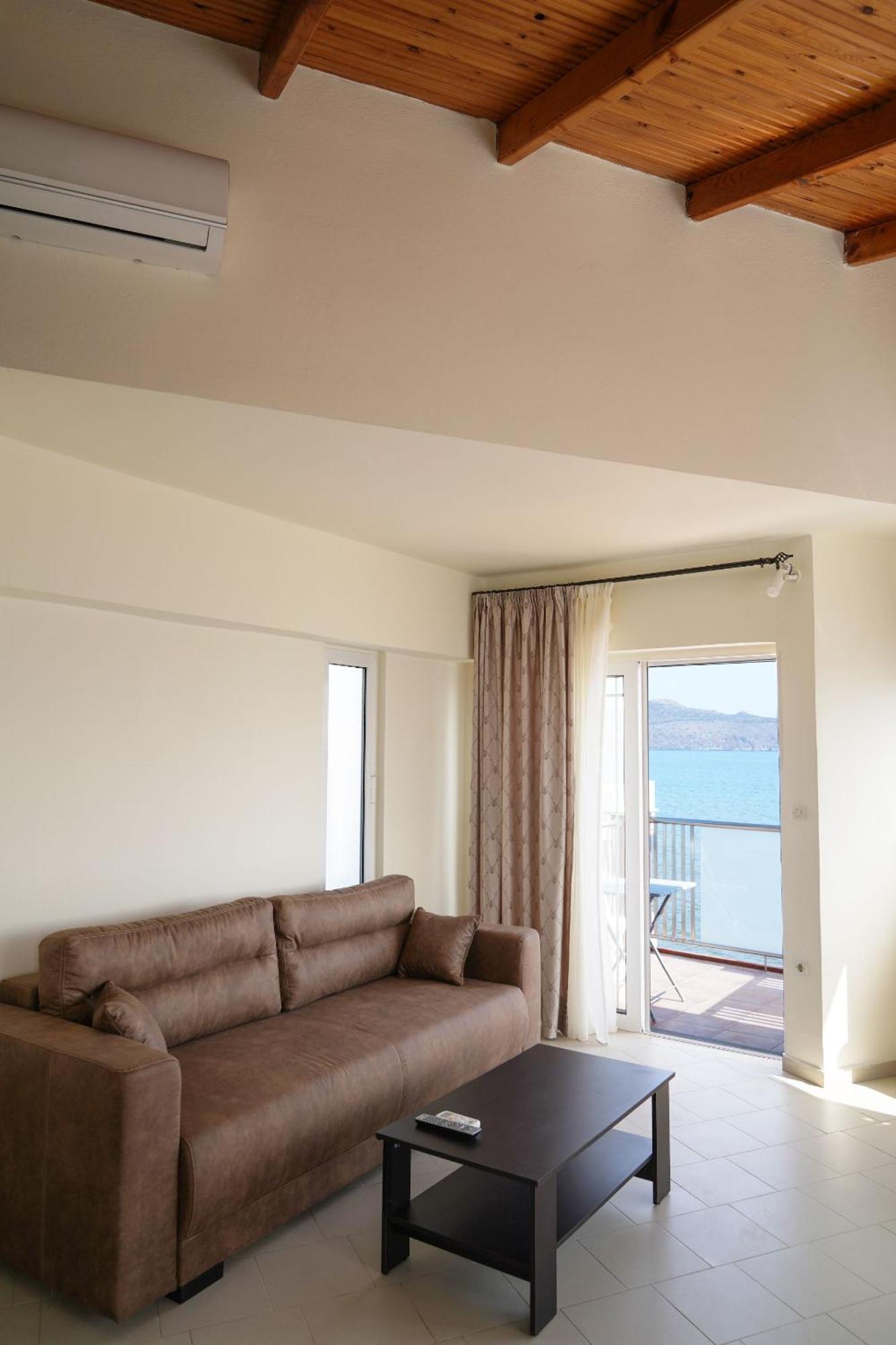 Cozy Corner Vs Beachfront * Stalos