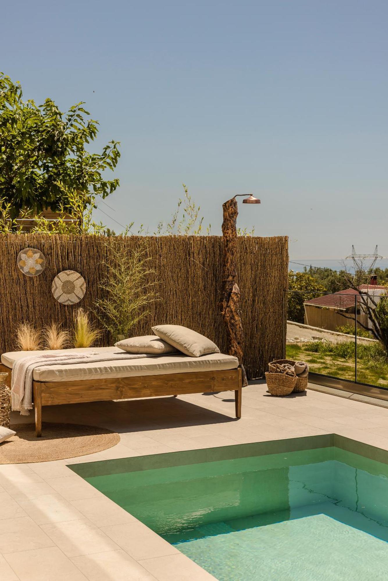 Hilaritas Premium Seafront Stay - April & May Limited Spring Offer! * Ratzaklion