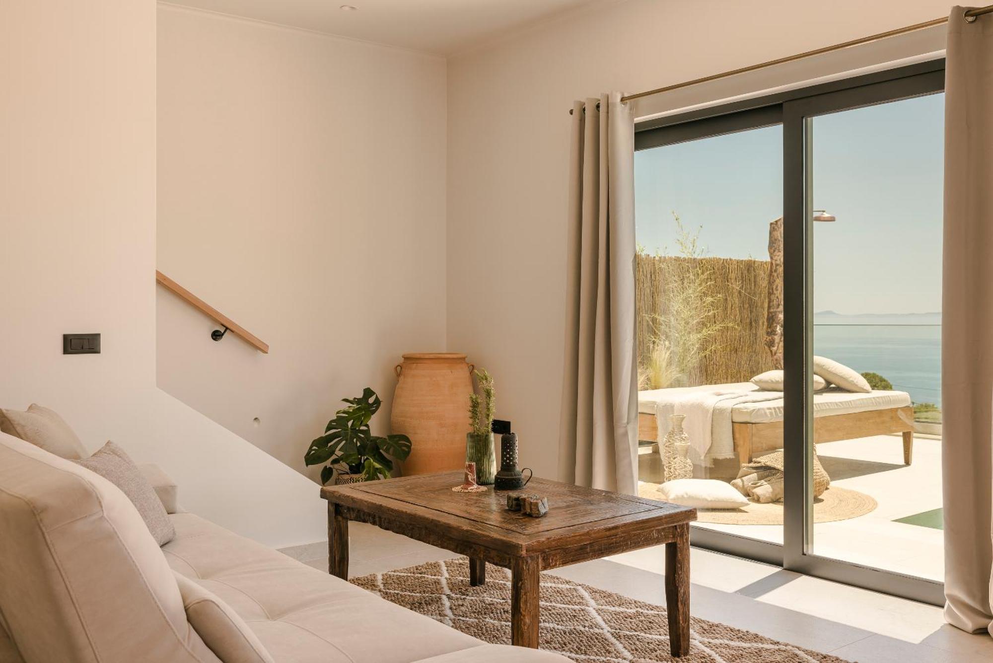 Hilaritas Premium Seafront Stay - April & May Limited Spring Offer! Holiday home *