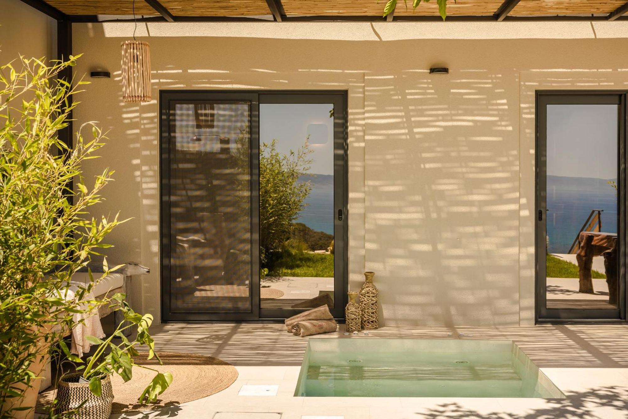 Hilaritas Premium Seafront Stay - April & May Limited Spring Offer! Ratzaklion