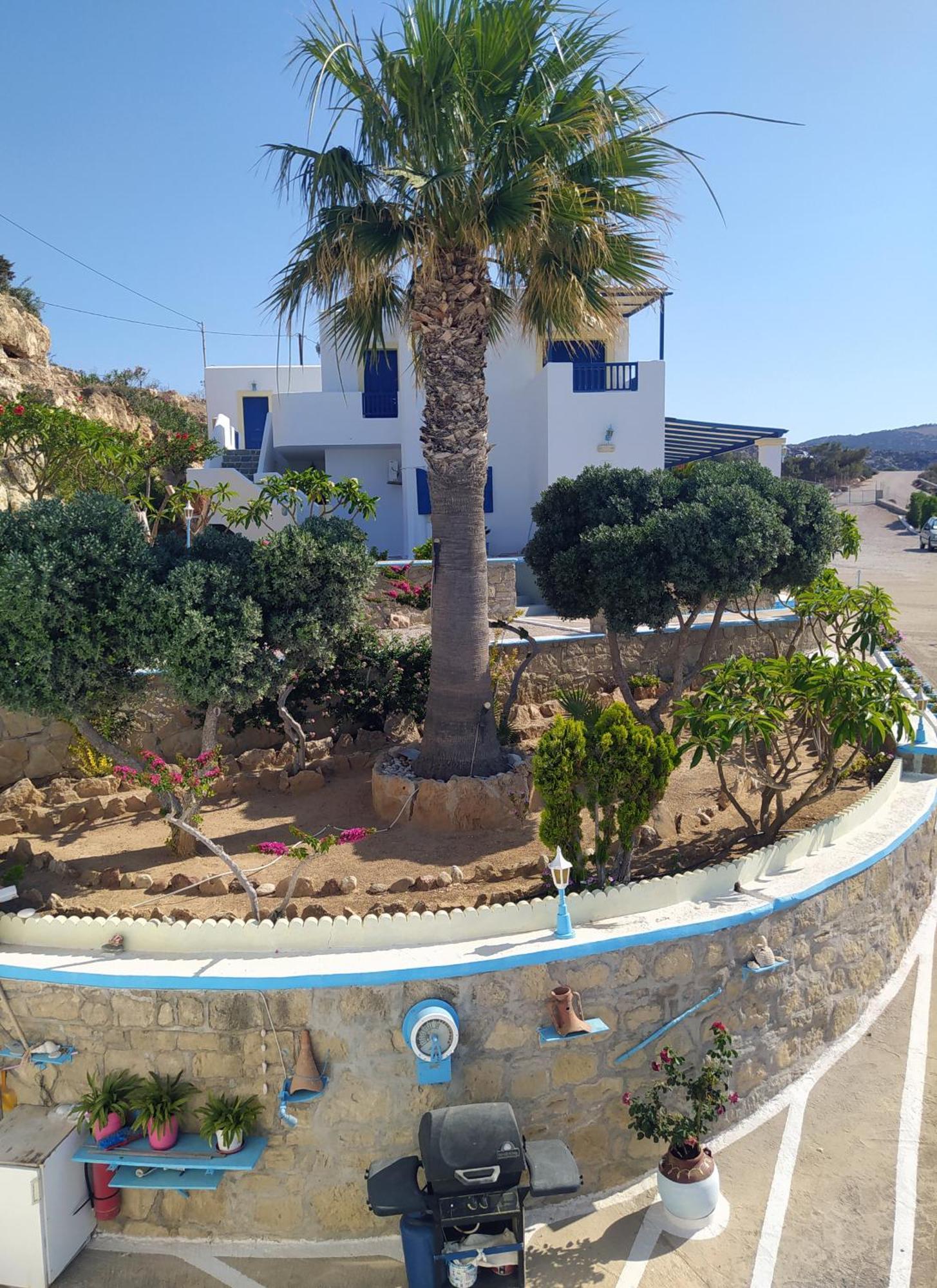 B & N Melas Aparthotel