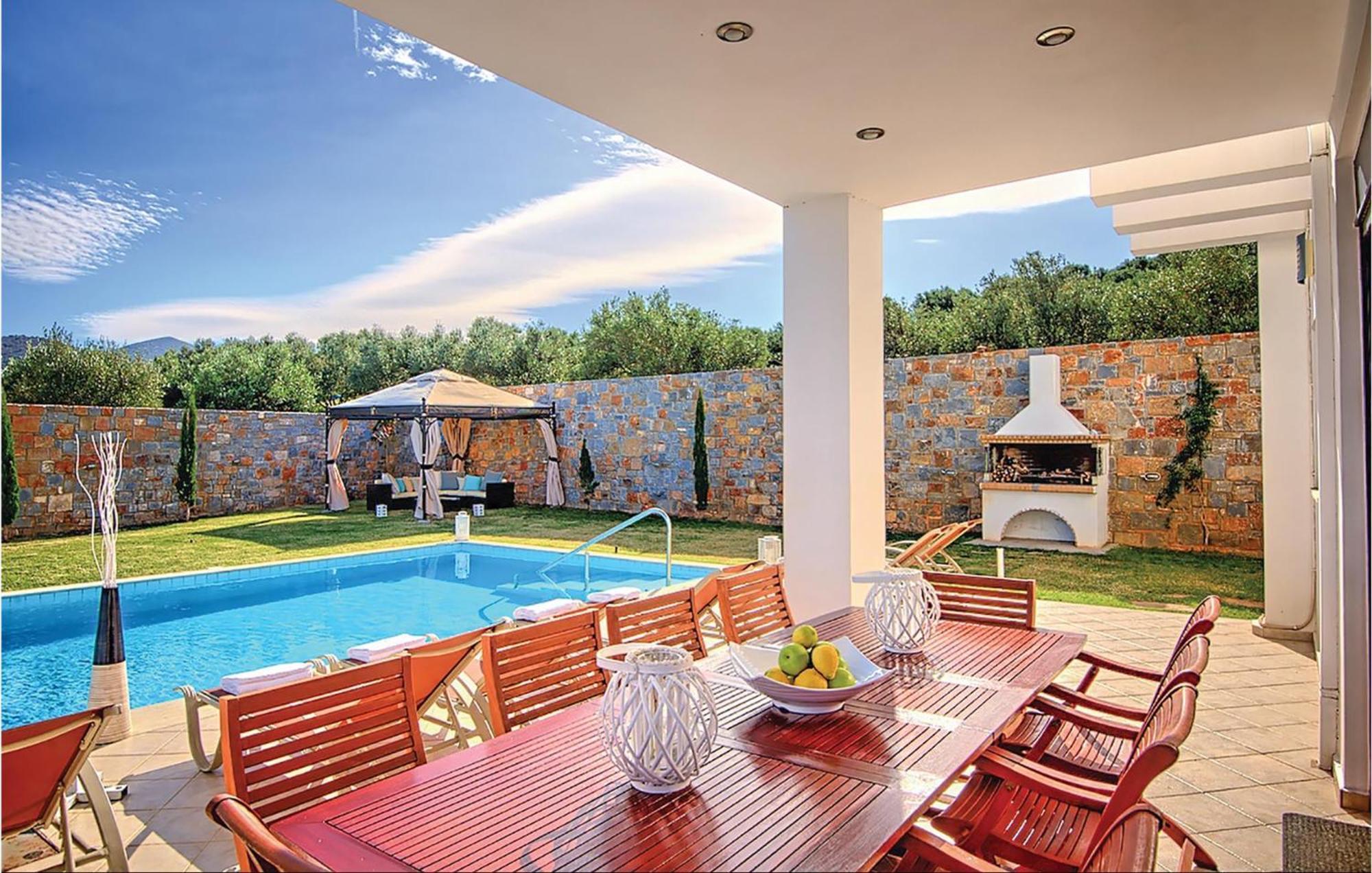 6 Bedroom Beautiful In Lasithi, Crete Holiday home *