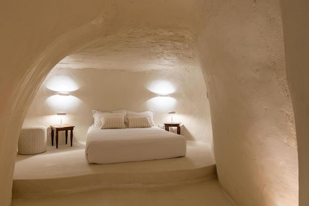 Afroessa Cave * Kimolos
