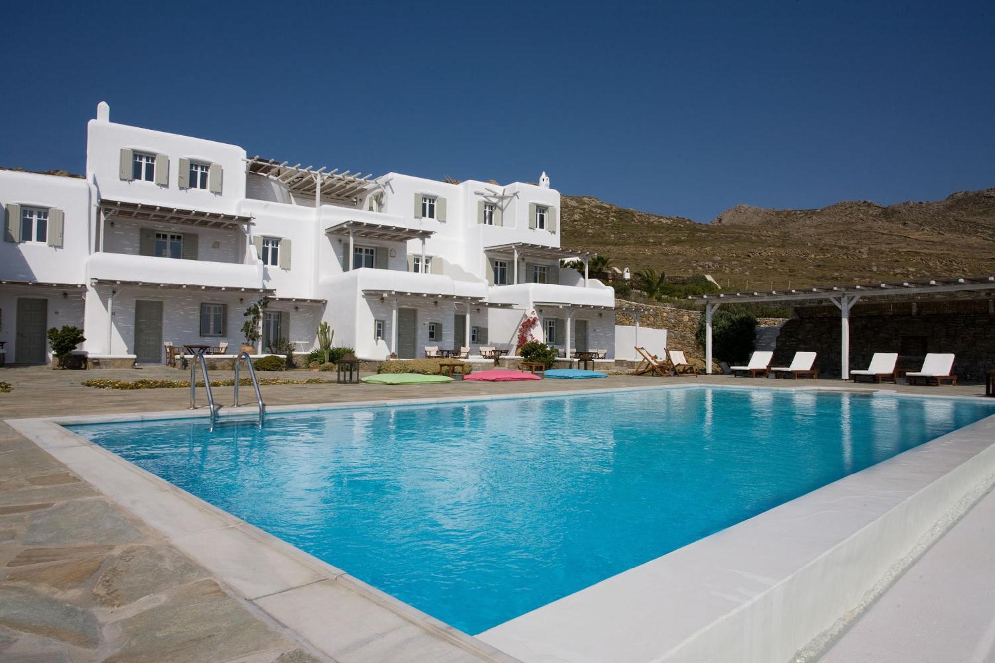 Yakinthos Aparthotel 4*