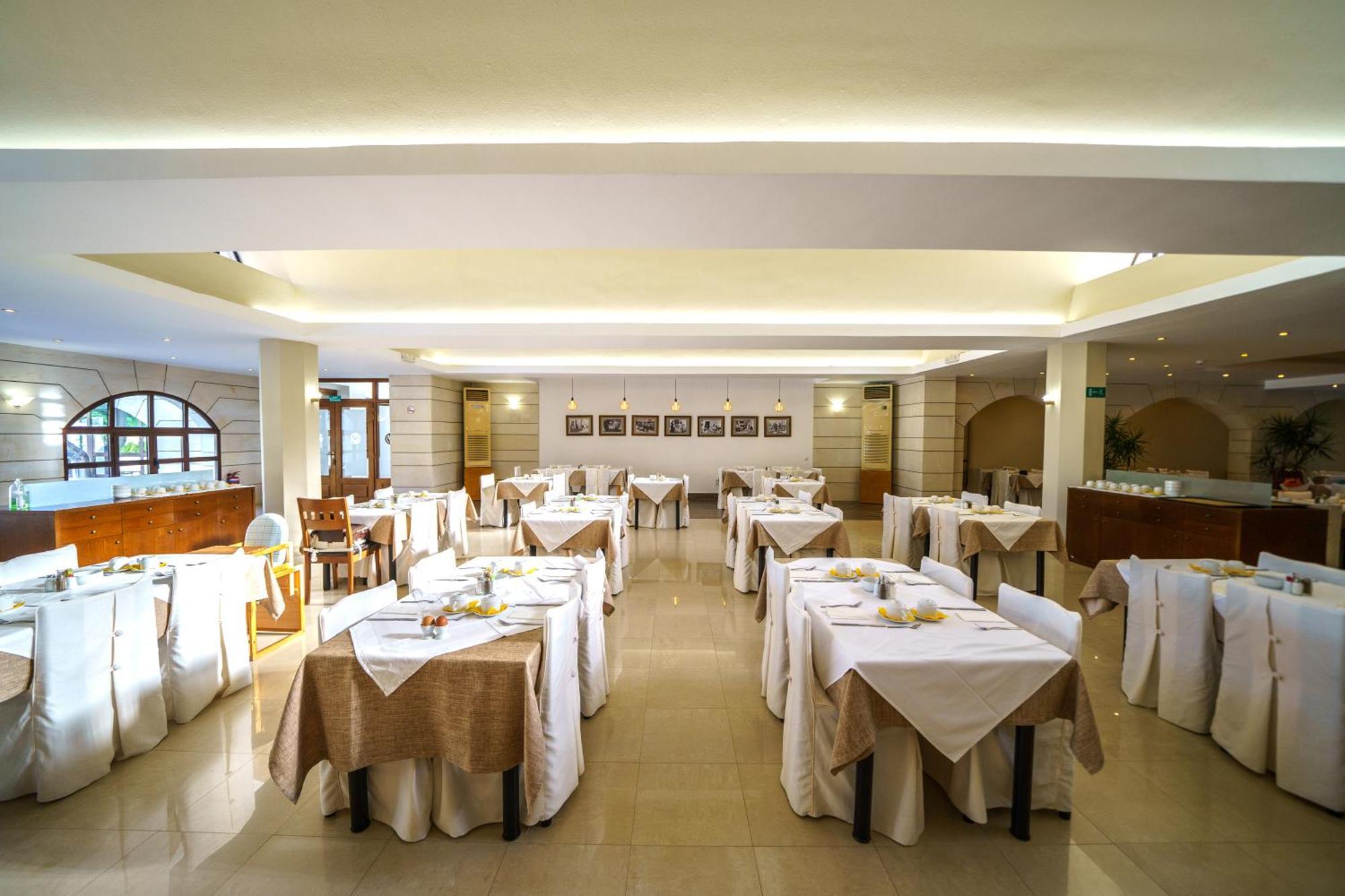 Hotel Macaris & 4*