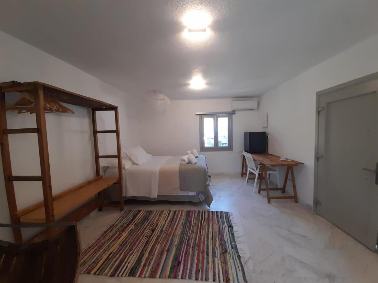 Roses 2* Parikia (Paros)