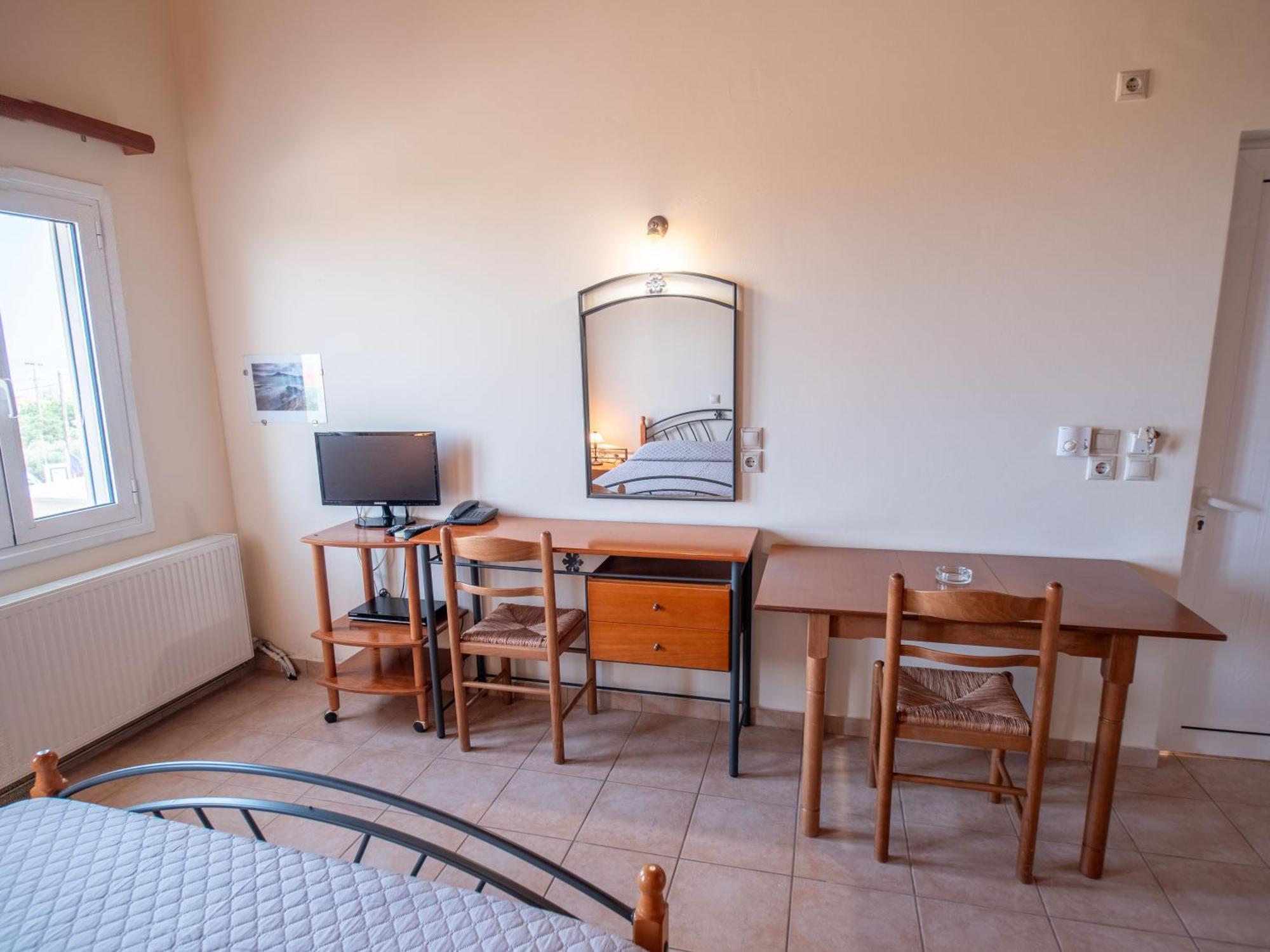& Studios, Xifoupolis Aparthotel 2*