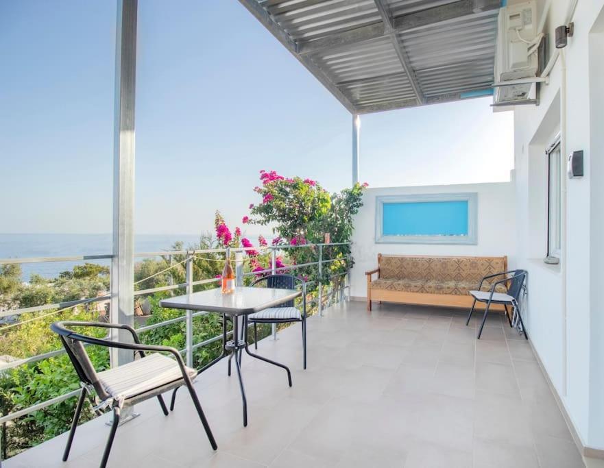 Seaview Loft In South Crete Apartment *
