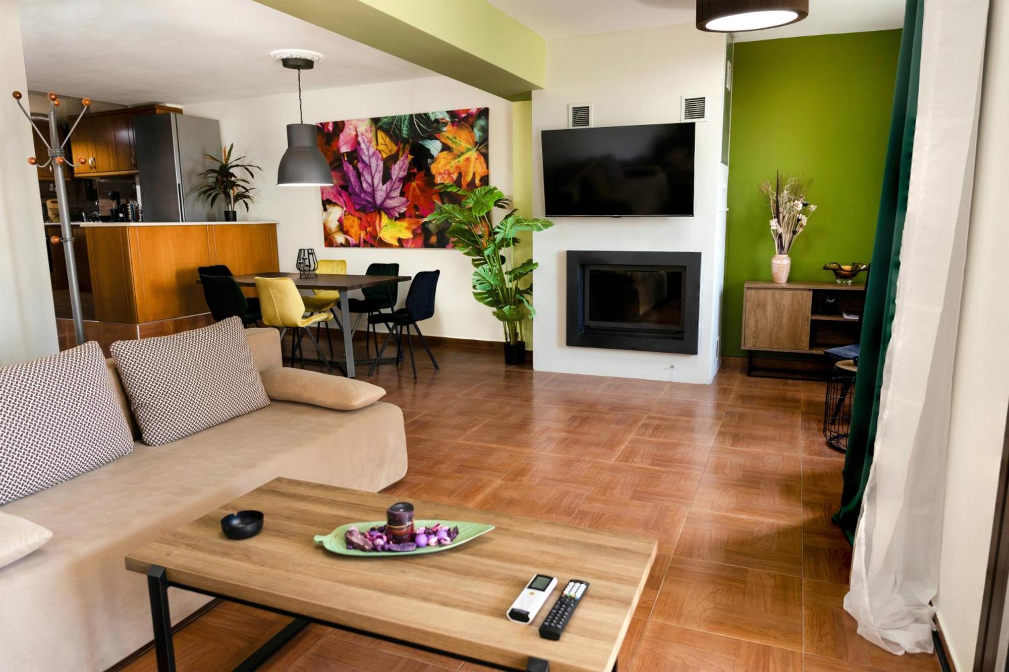 Charming With Gorgeous View & Private Parking *