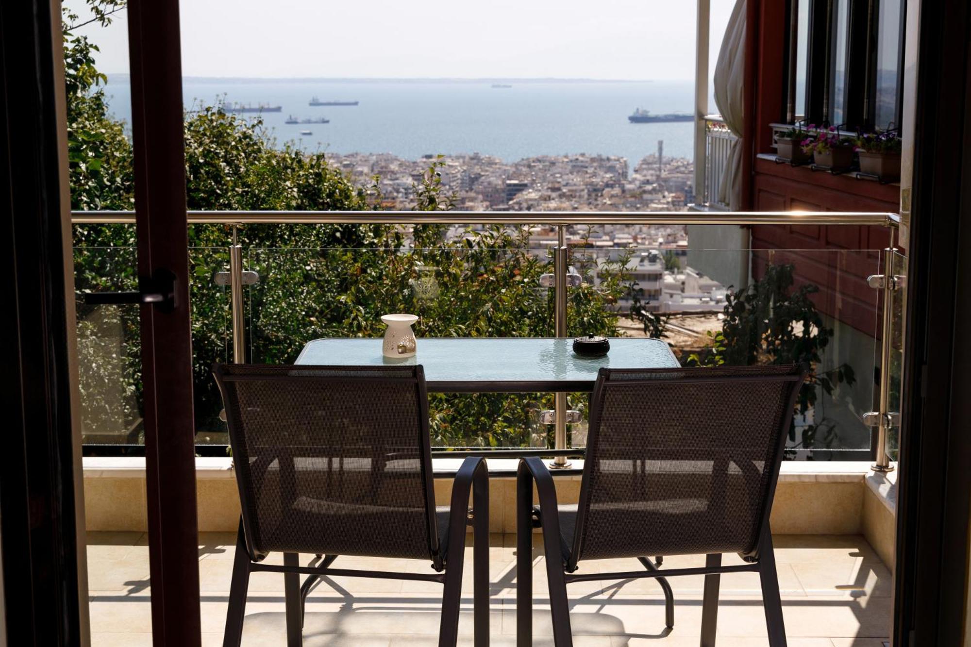 Apartment Charming With Gorgeous View & Private Parking *