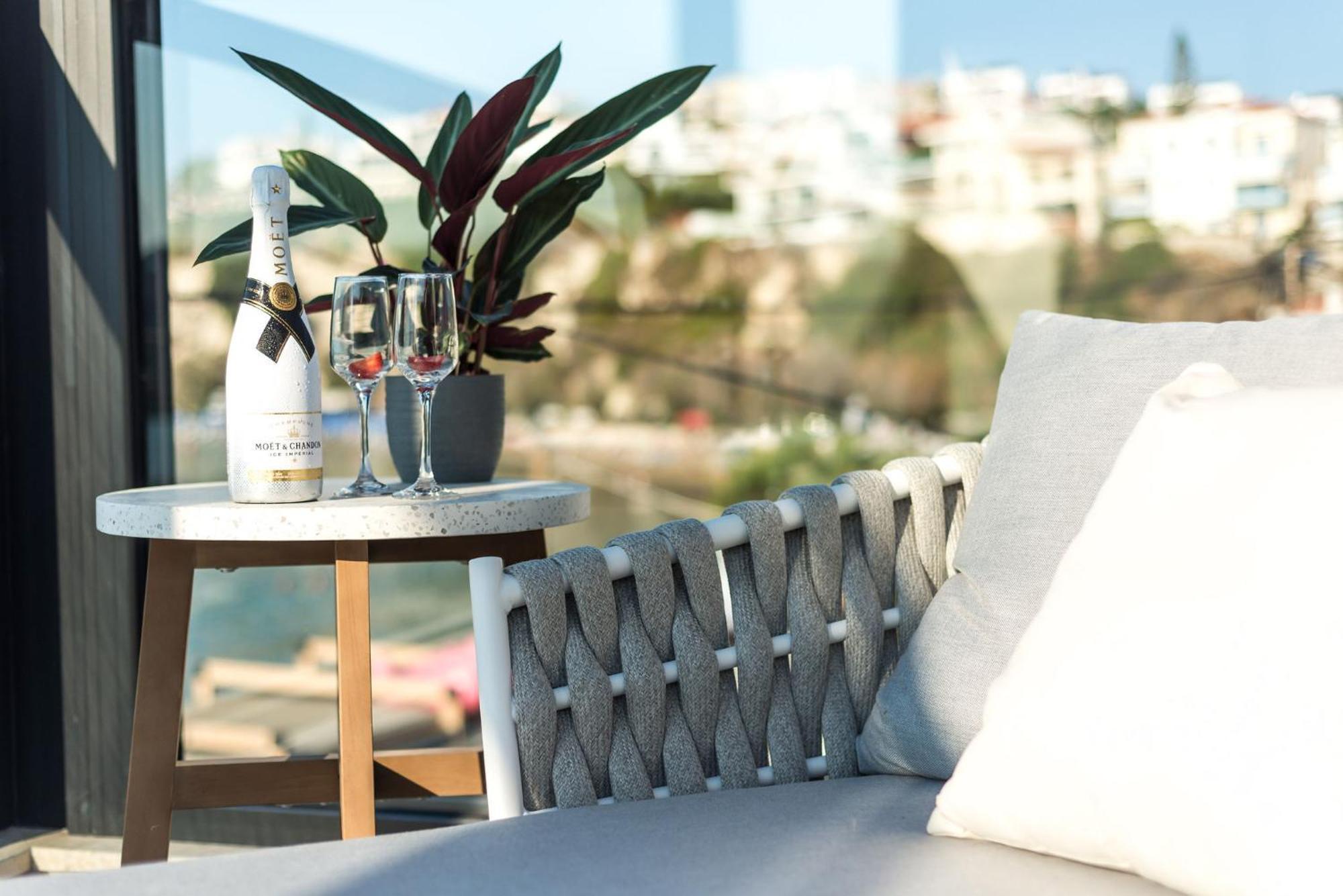 Peristeres Luxury Next To The Sea - By Apokoras Apartment