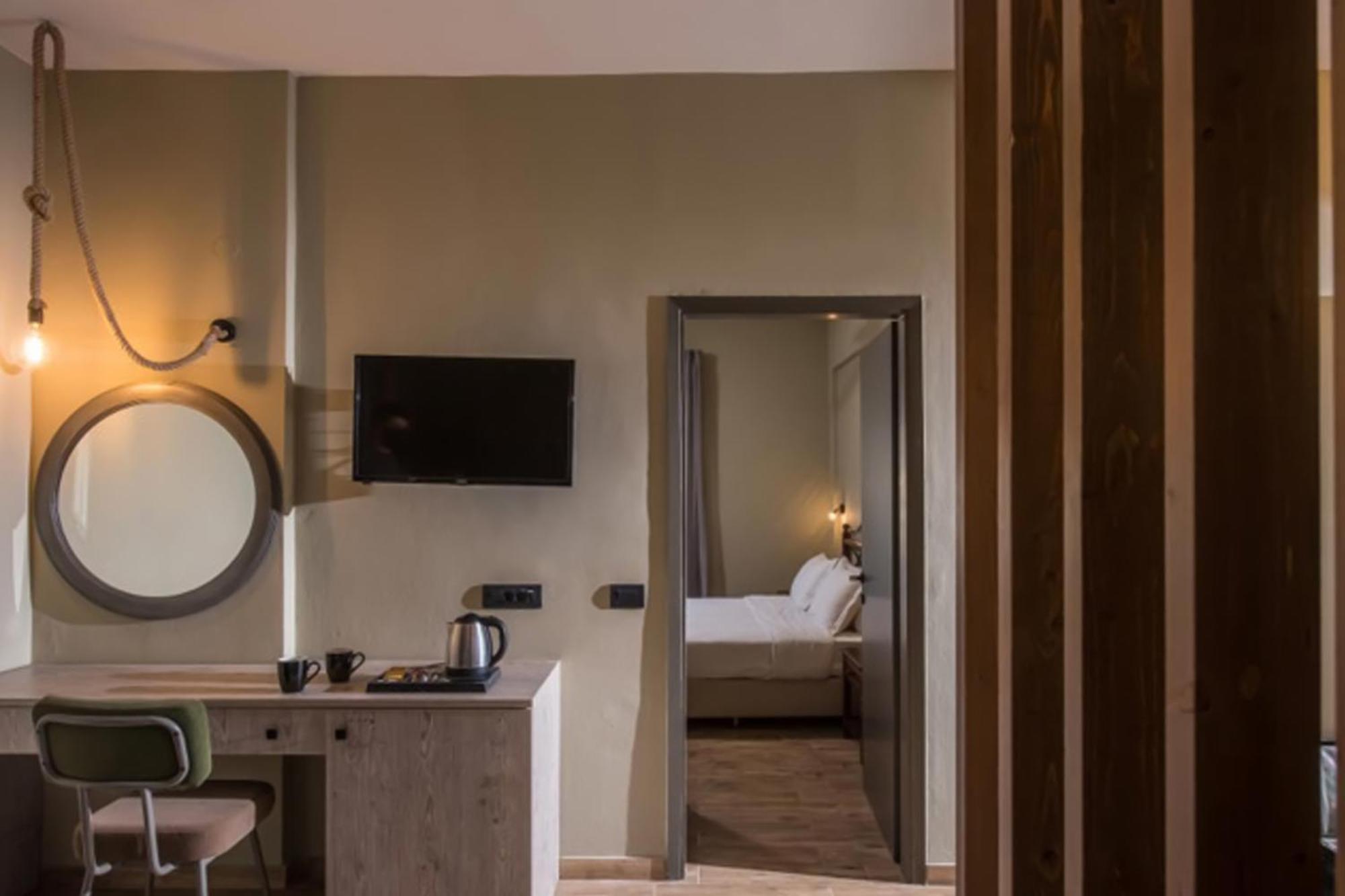 Petousis & Hotel 4*