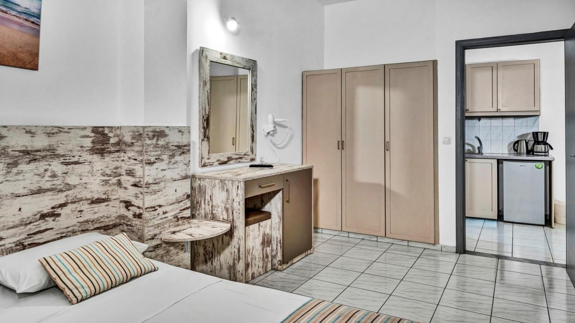 Erato Hotel 3*