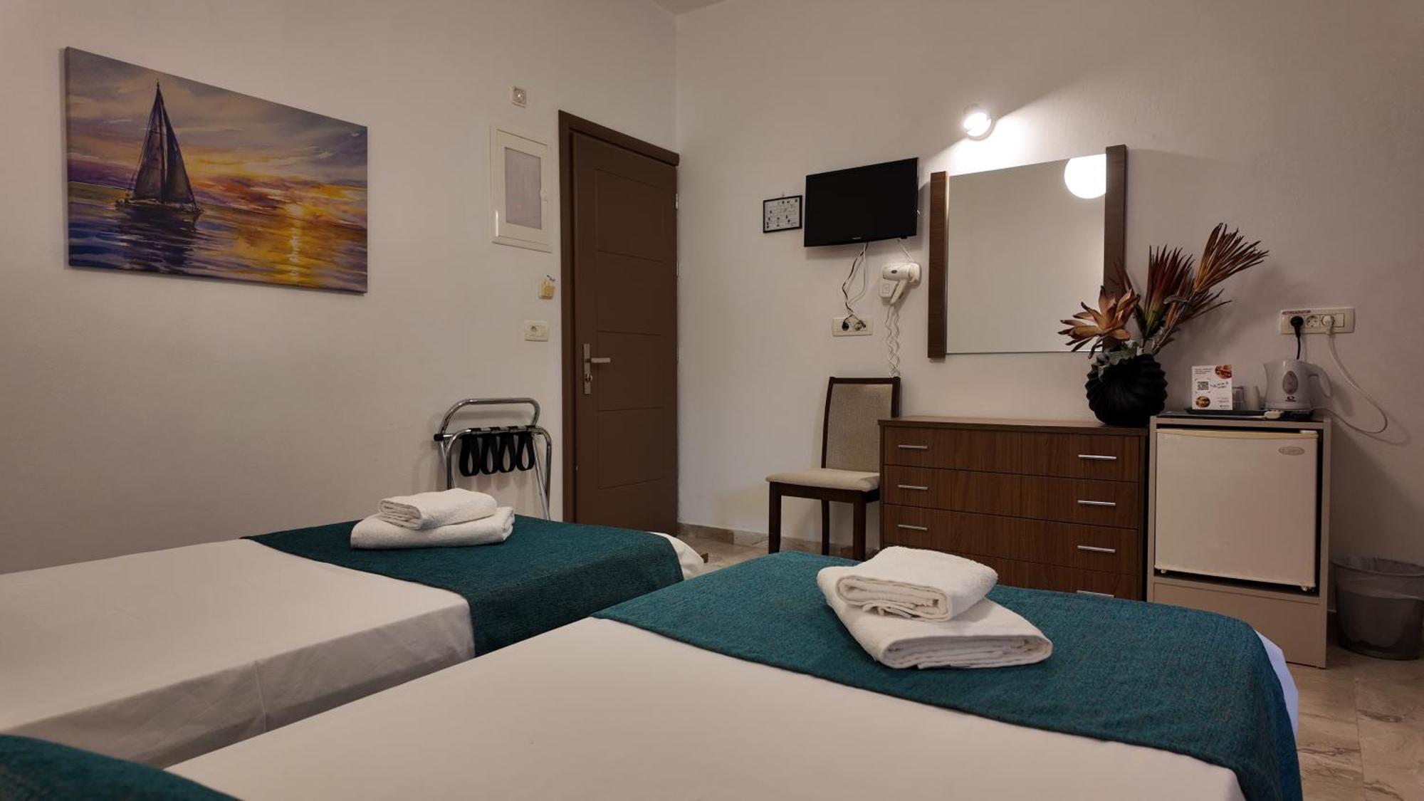 Marybill Hotel Perissa (Santorini)