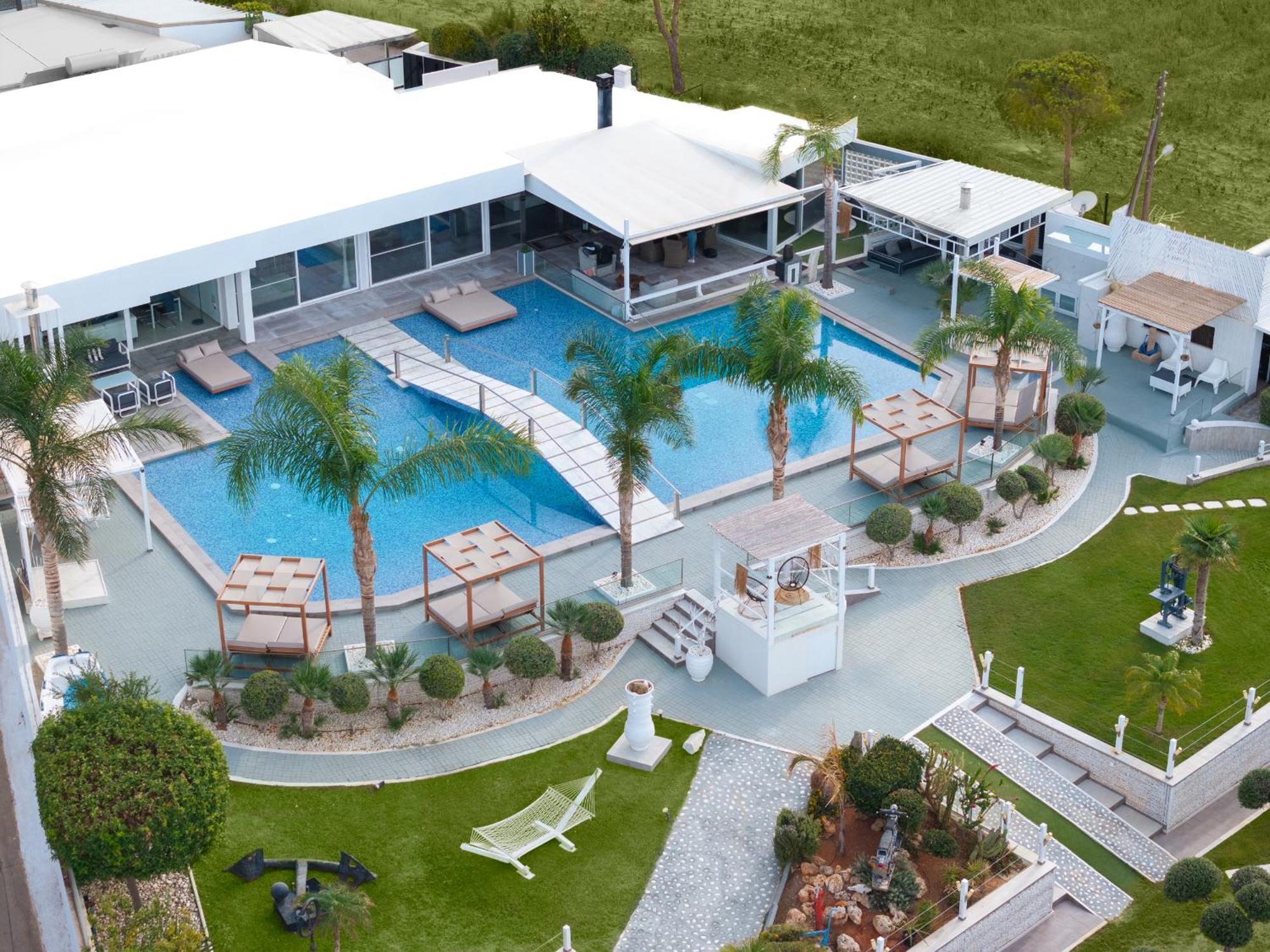 White Luxury Villa *