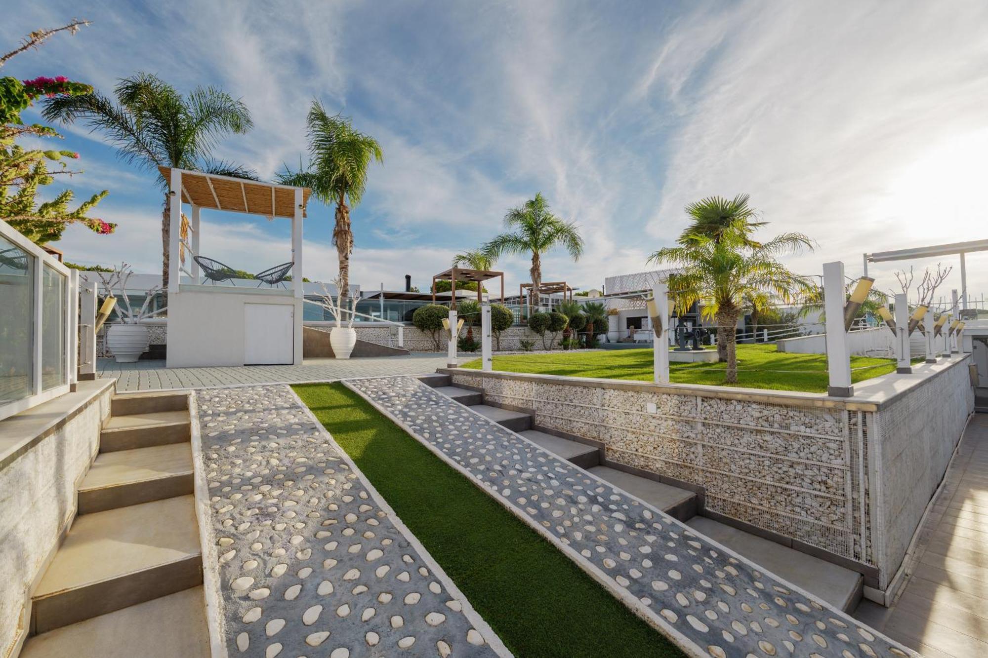 White Luxury Villa *