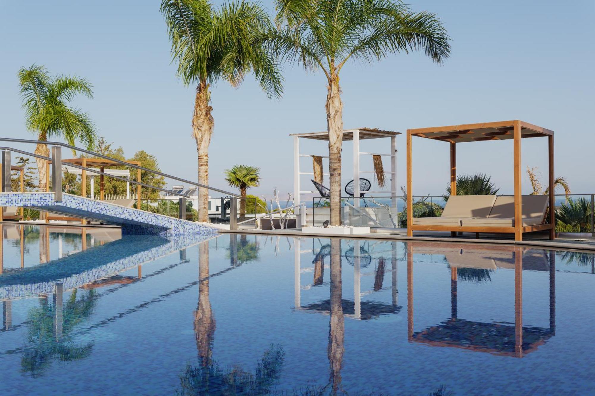 White Luxury Villa *