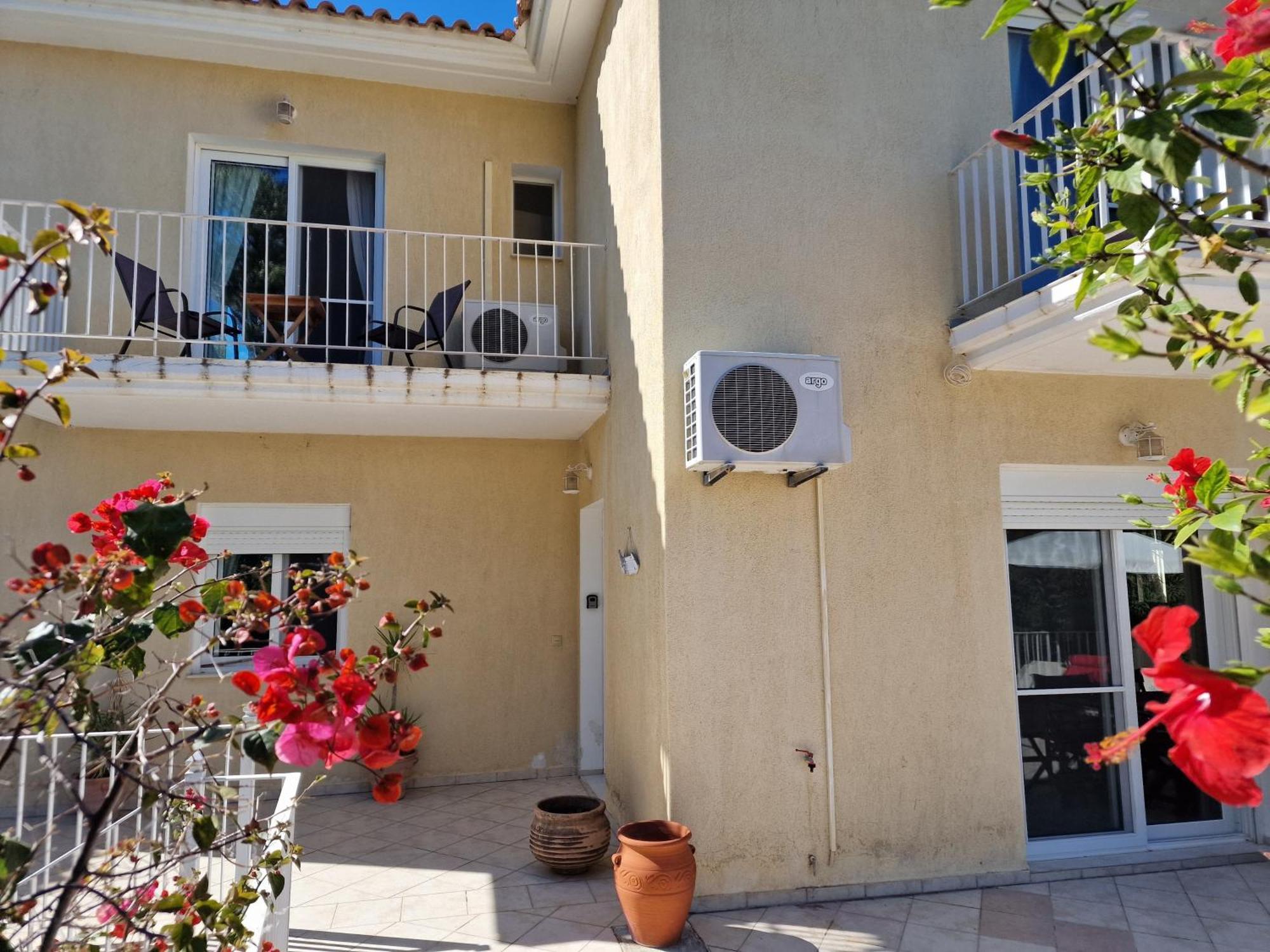 Villa Skala - - Sleeps 7 - Parking - Garden