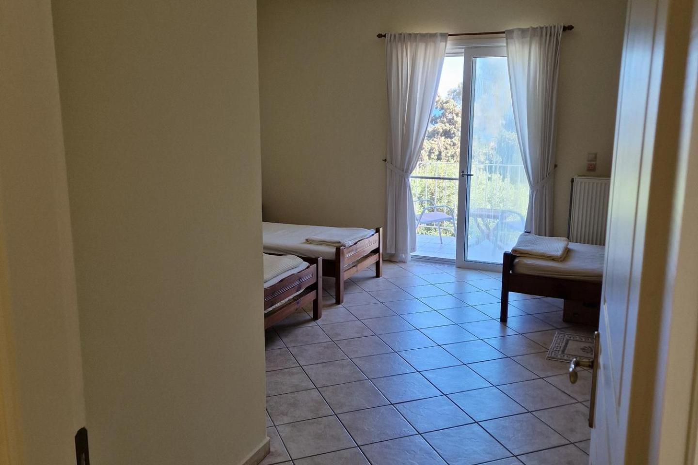 Skala - - Sleeps 7 - Parking - Garden *