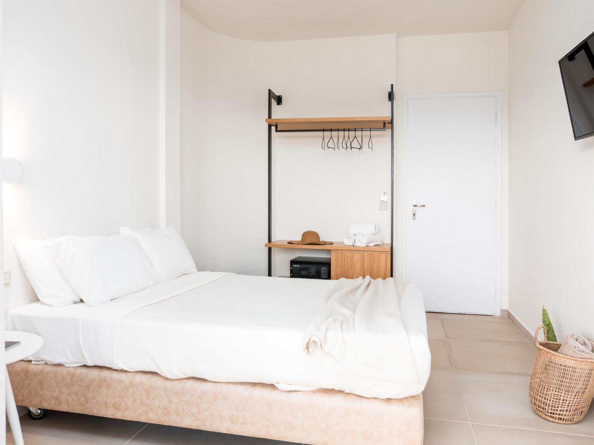 Paralos The Maxine Adults Only 3*