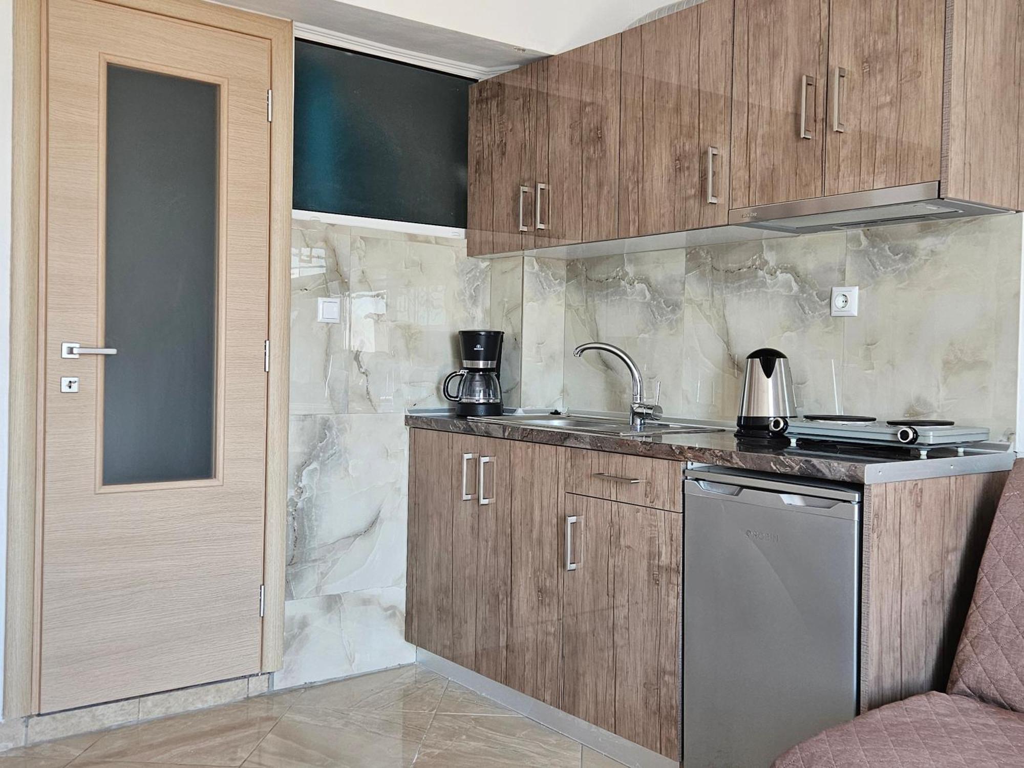 Leonidas Apartment