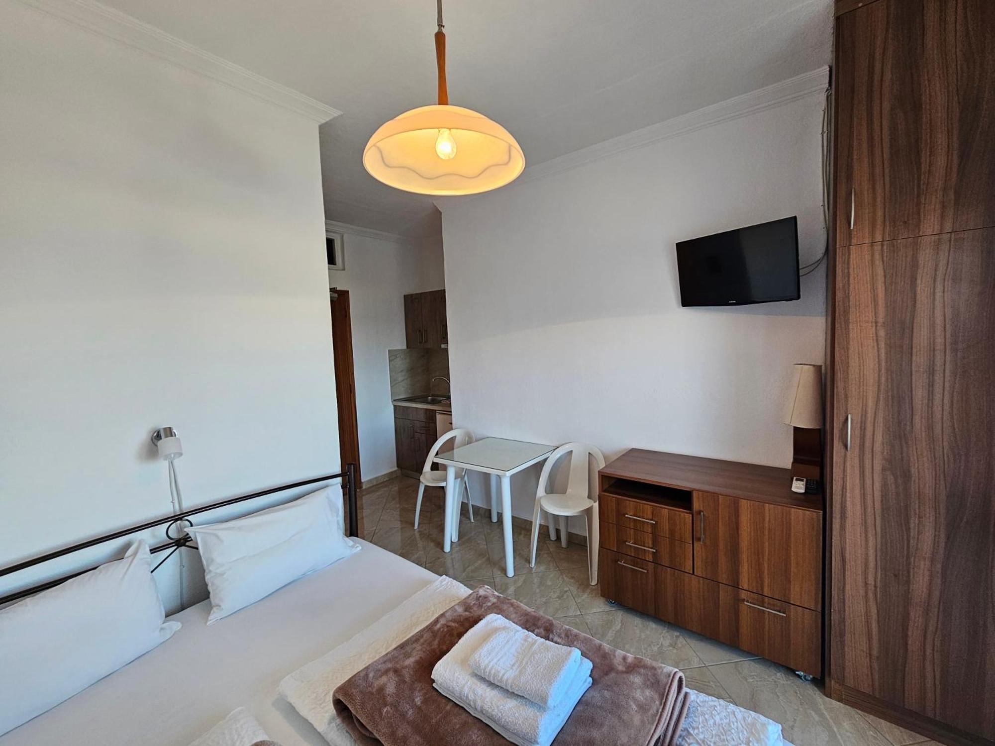 Leonidas Apartment