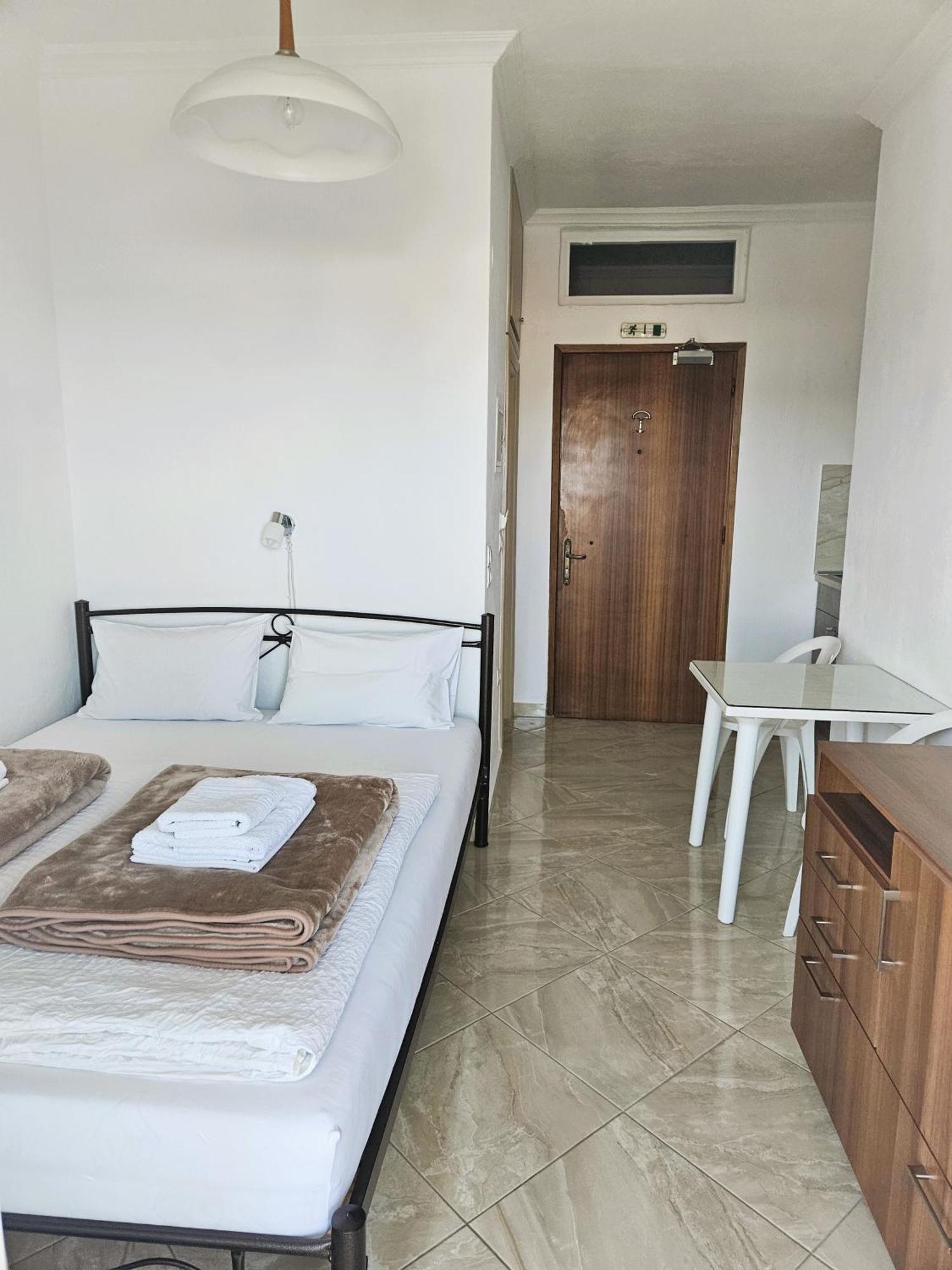 Leonidas Apartment *