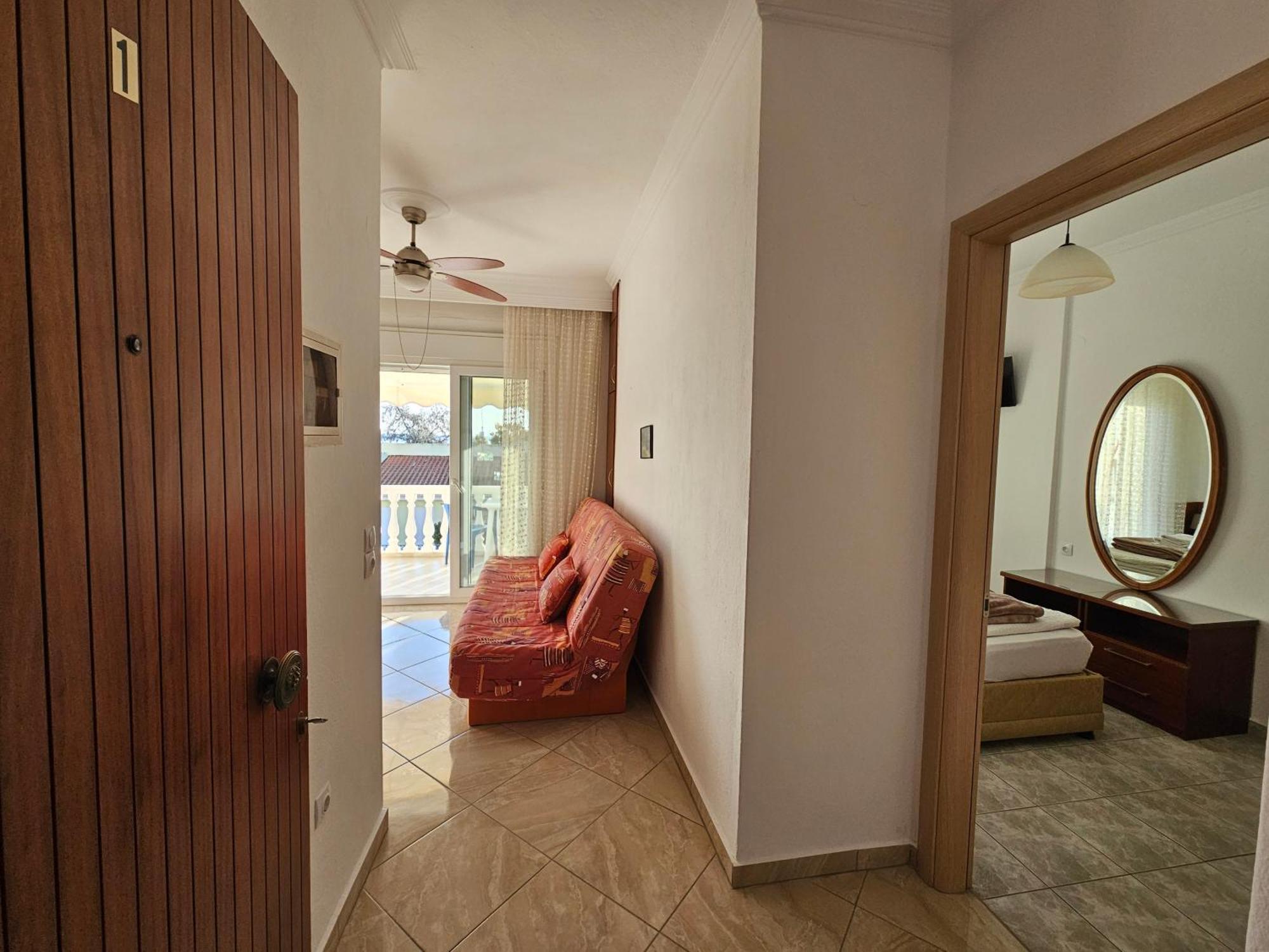 Leonidas Apartment