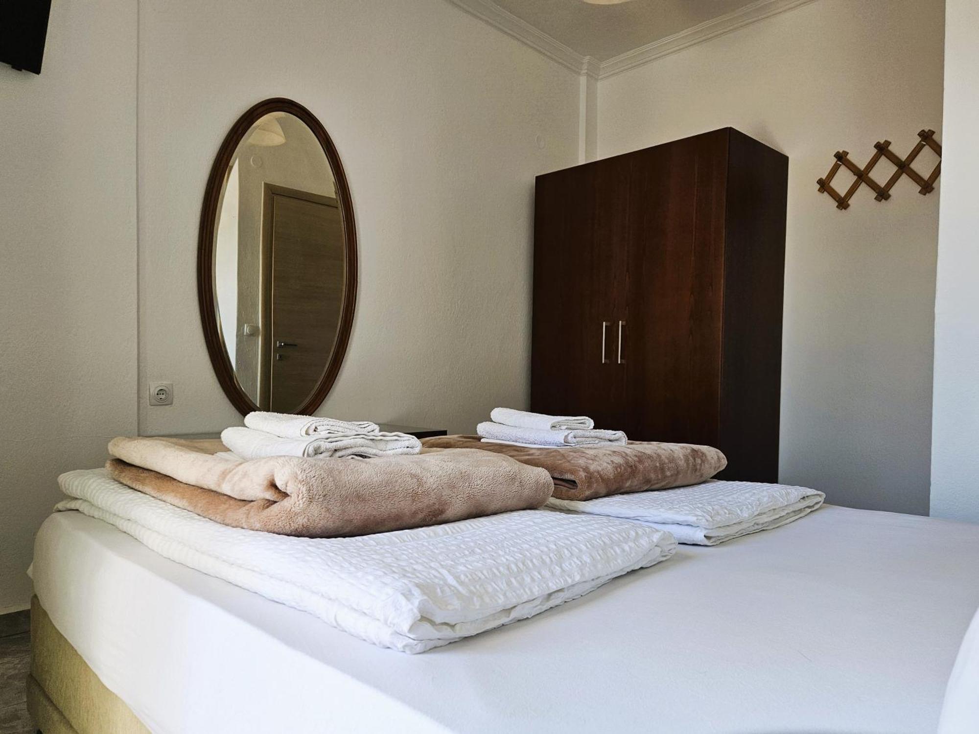 Leonidas Apartment *