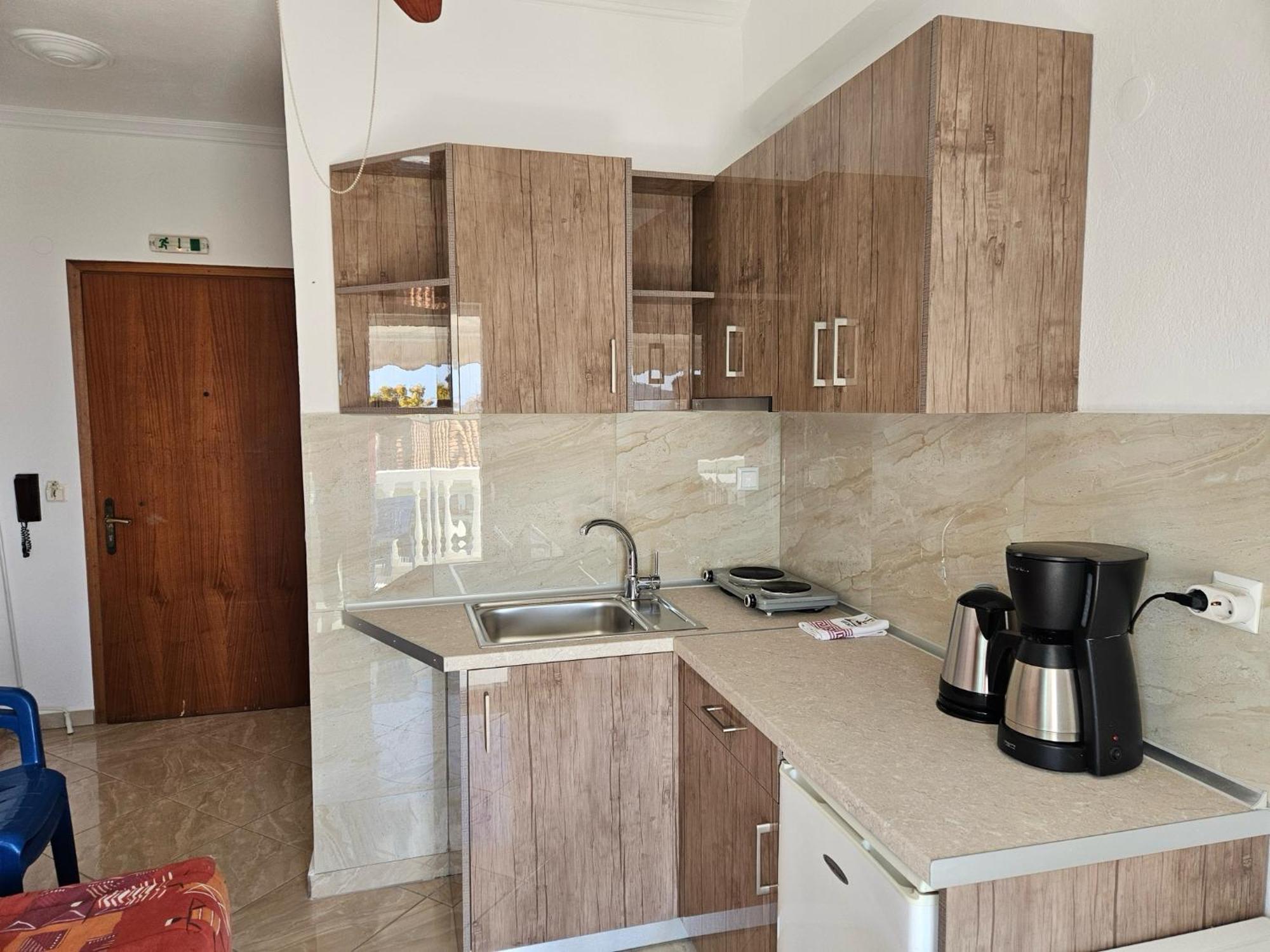 Leonidas Apartment