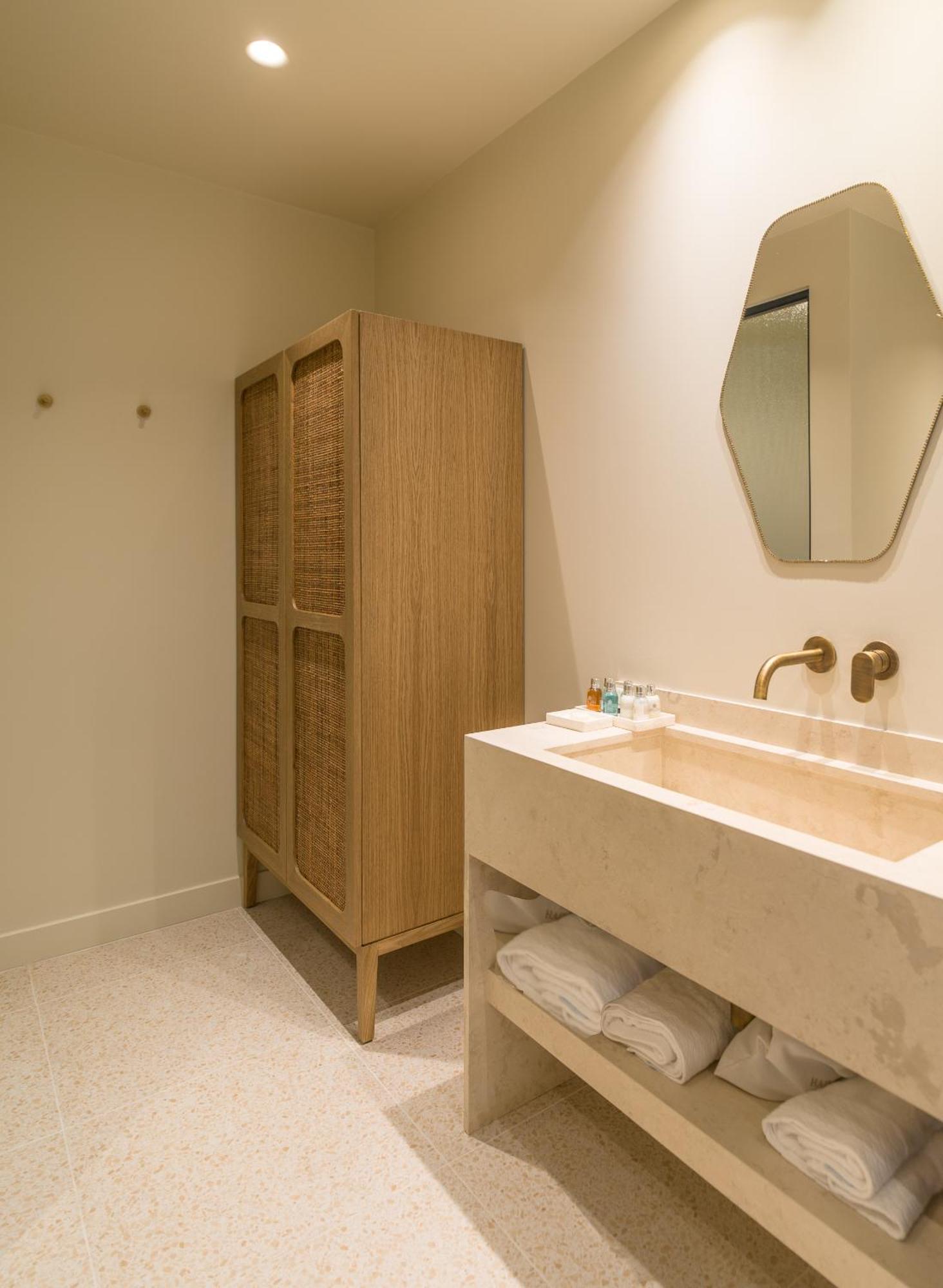 Essence Aparthotel Argostoli (Kefalonia)