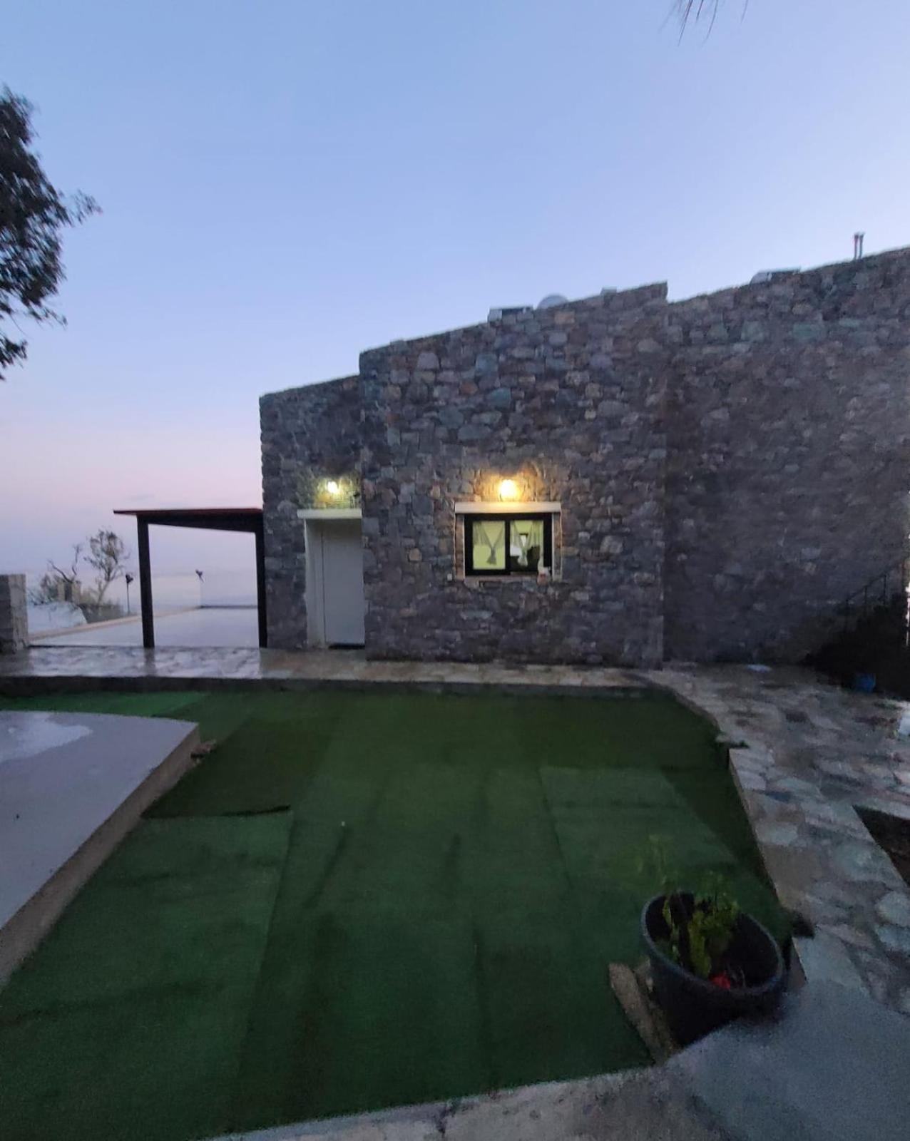 Villa La - Entire *