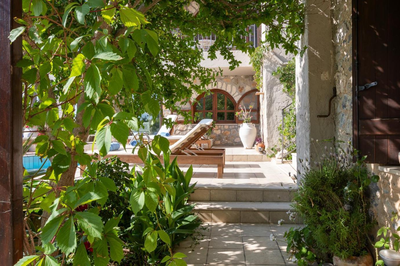 Elia Woodstone Elia (Crete)
