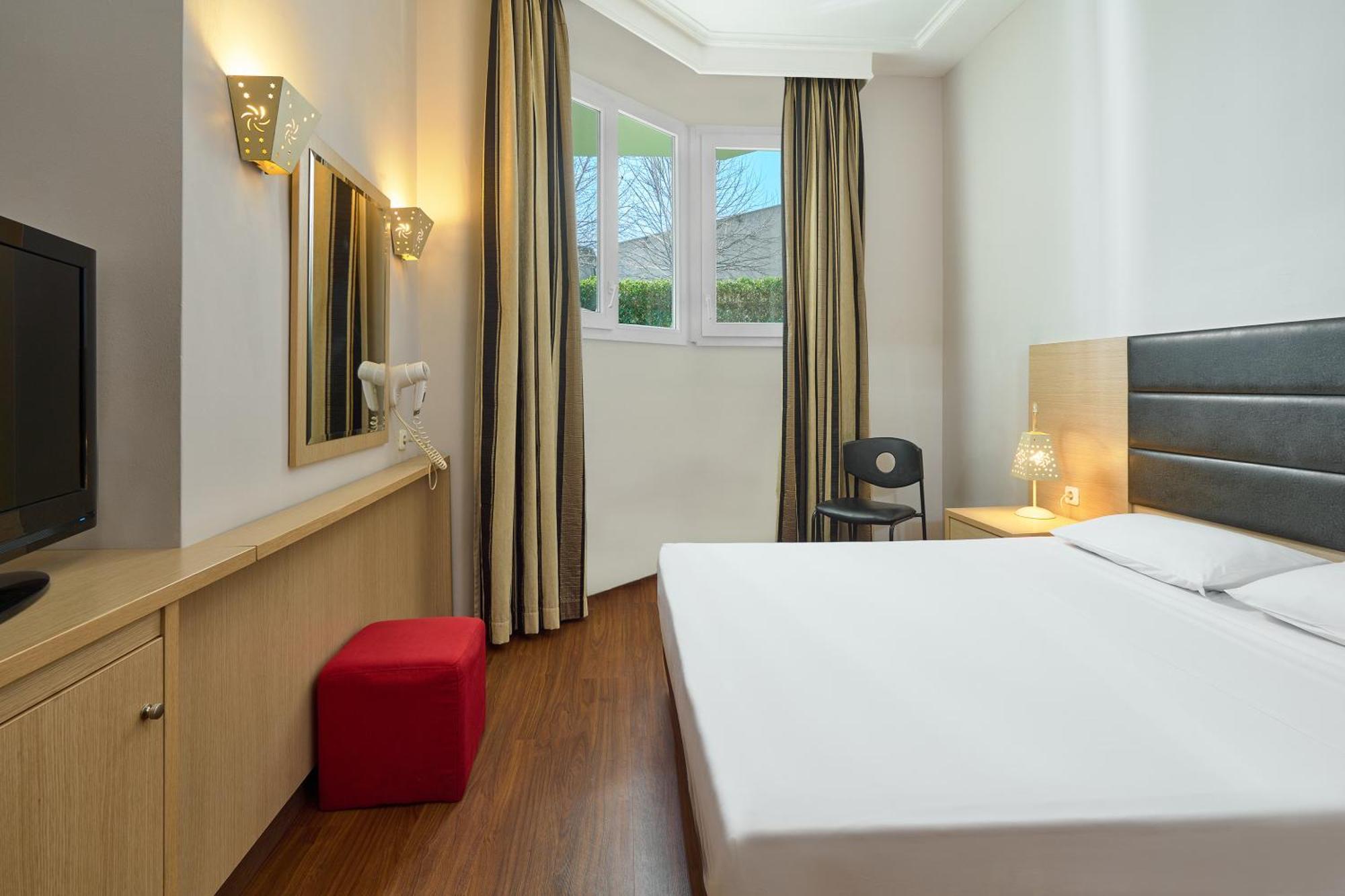 Iris Hotel 2*