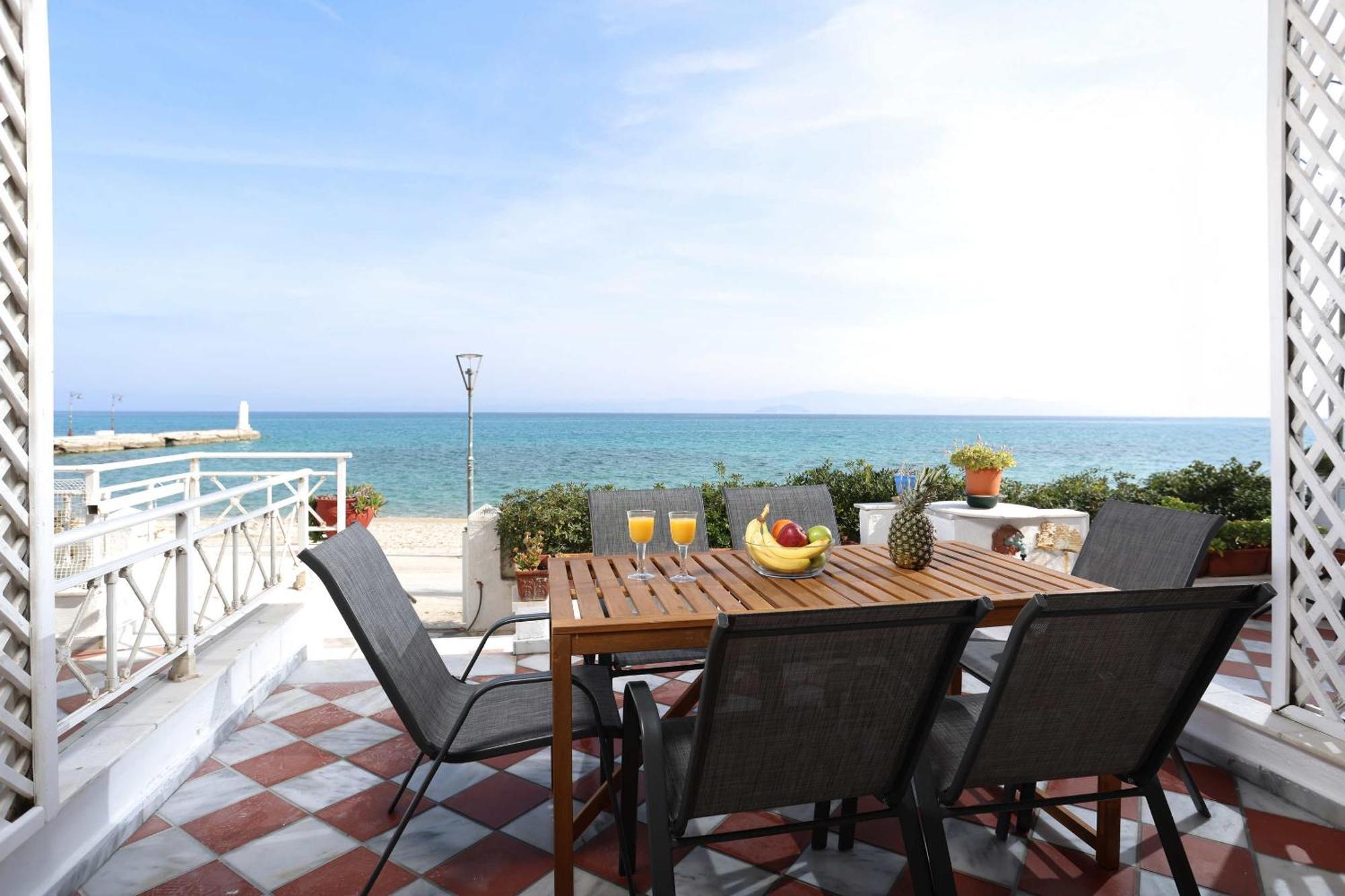 Take Me To The Sea 3 - Beachfront, Starlink, Location Holiday home