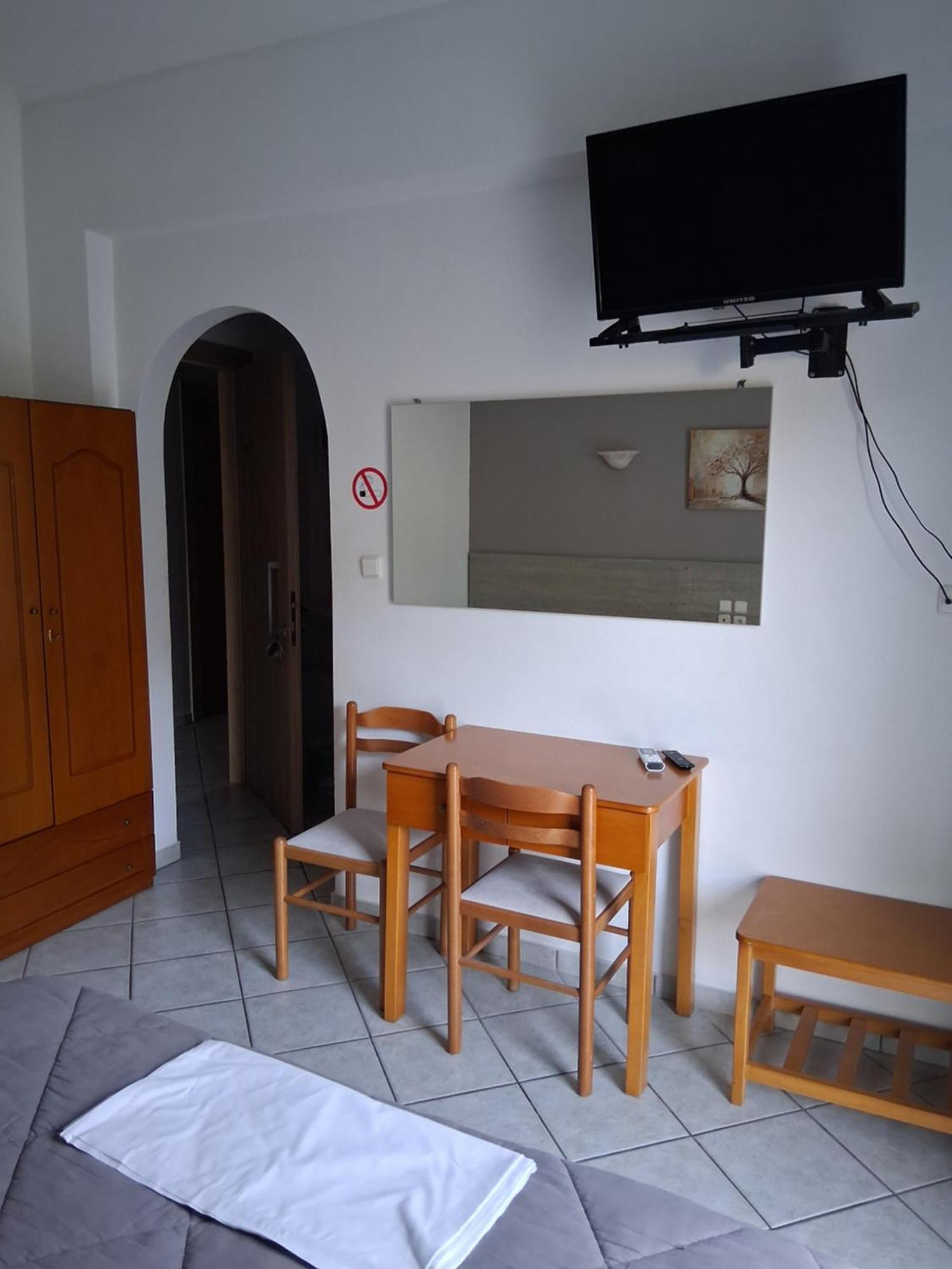 Aparthotel Alexandros Kamena Vourla