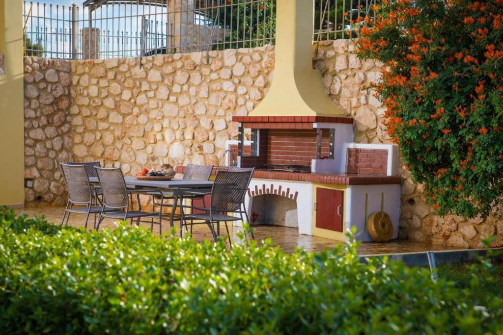 Azzuro With Private Pool By Estia *