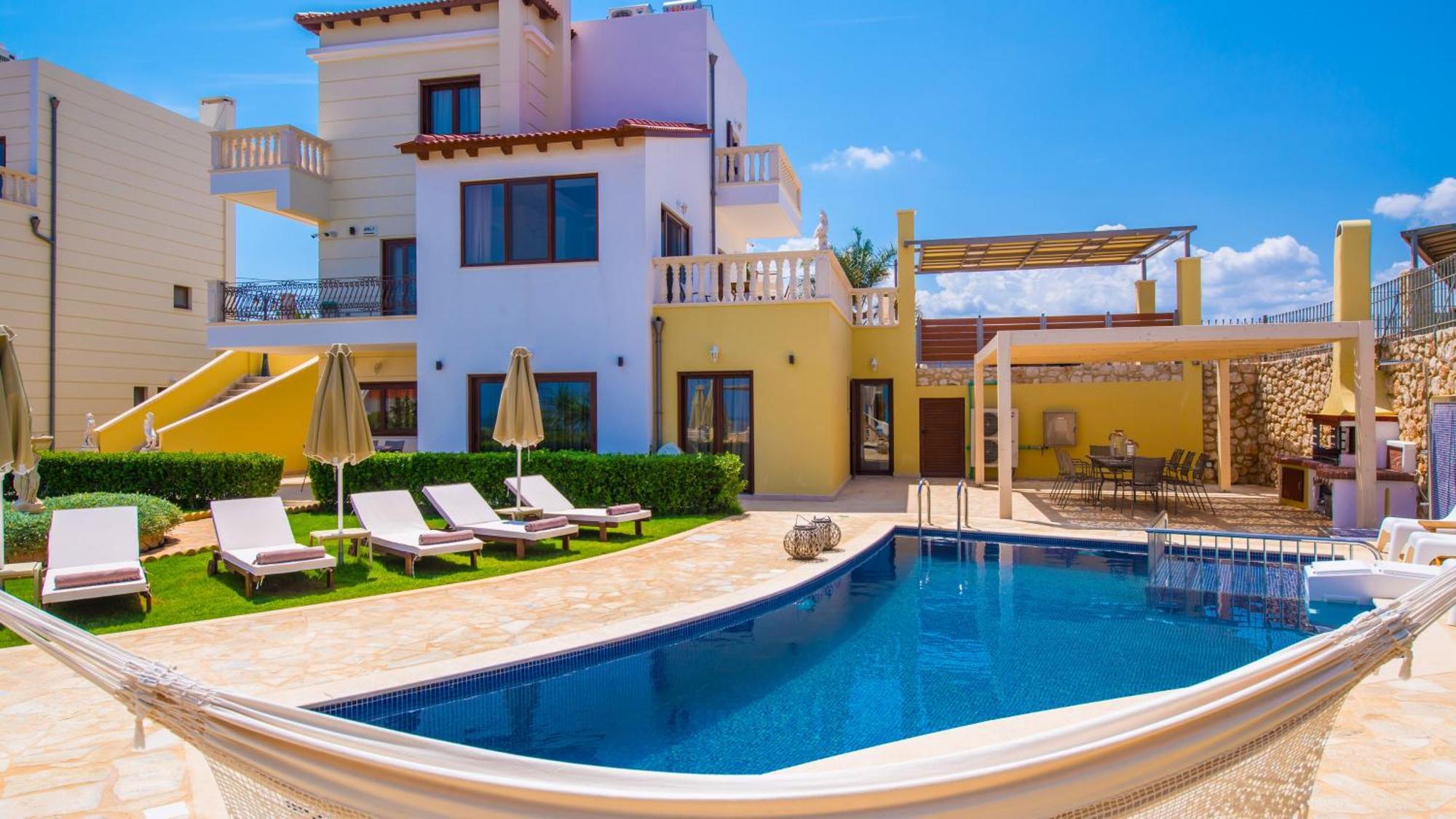 Azzuro With Private Pool By Estia Villa *