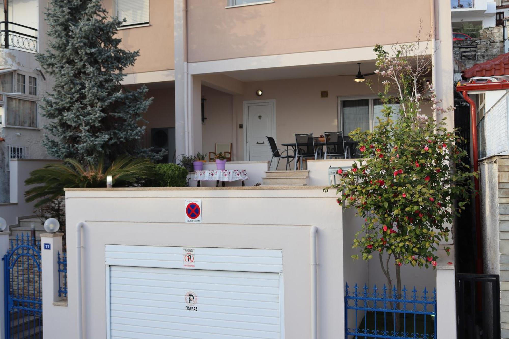 Lovely With Beautiful Garden Apartment