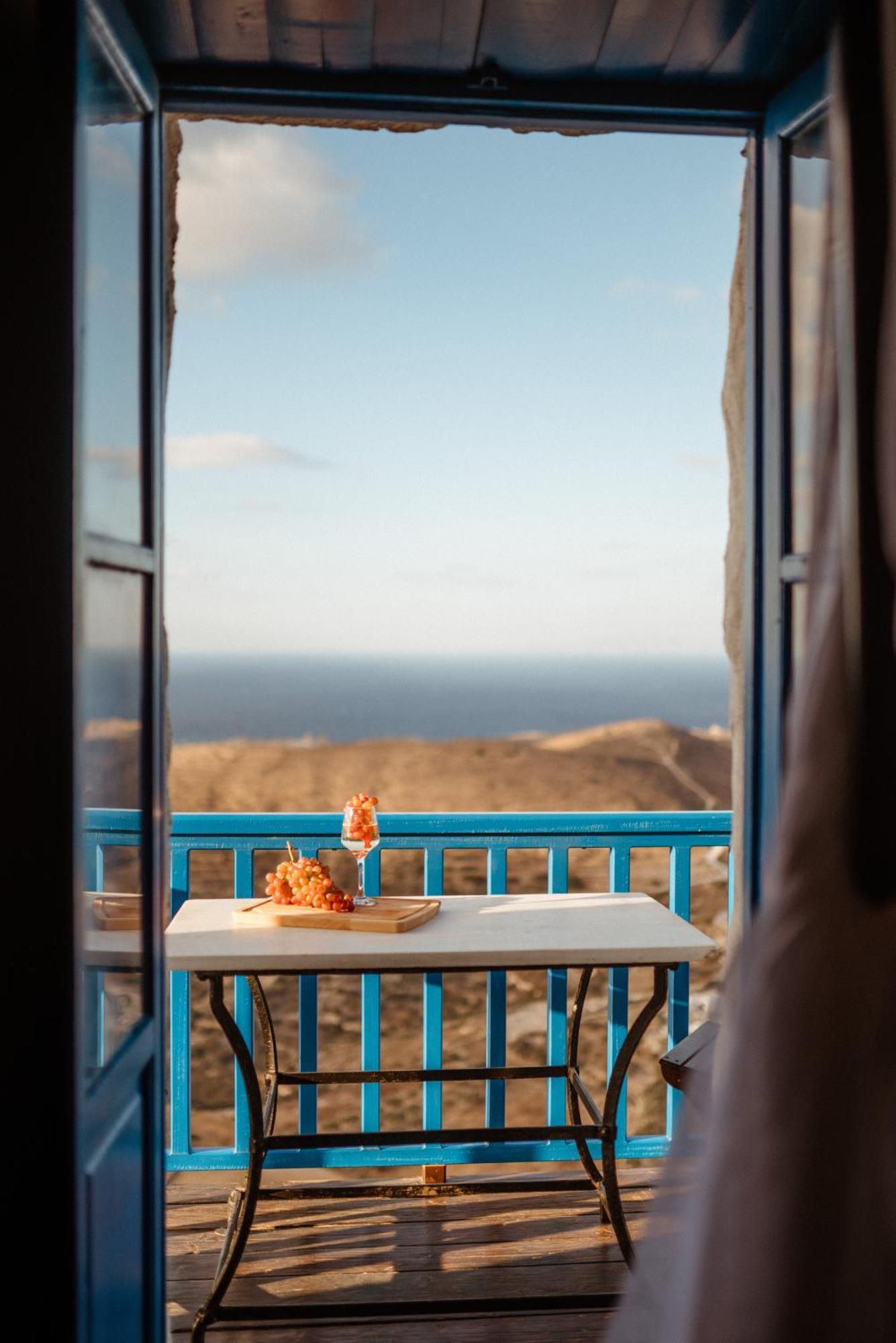 Castrum Traditional Sunset Plaka (Milos)