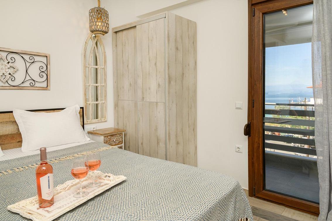 Meltemi Luxury * Nea Roda