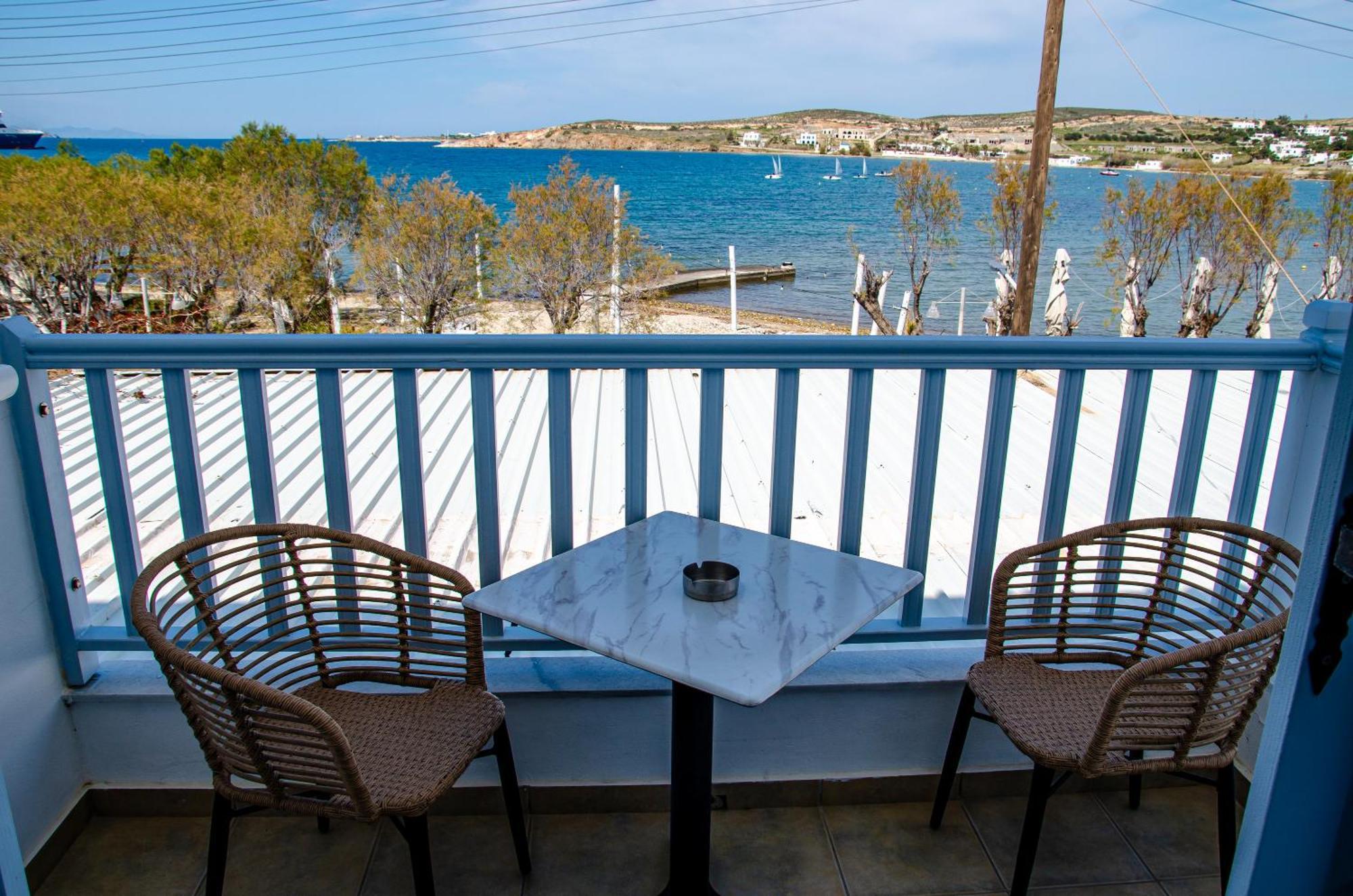 Livadia A * Parikia (Paros)