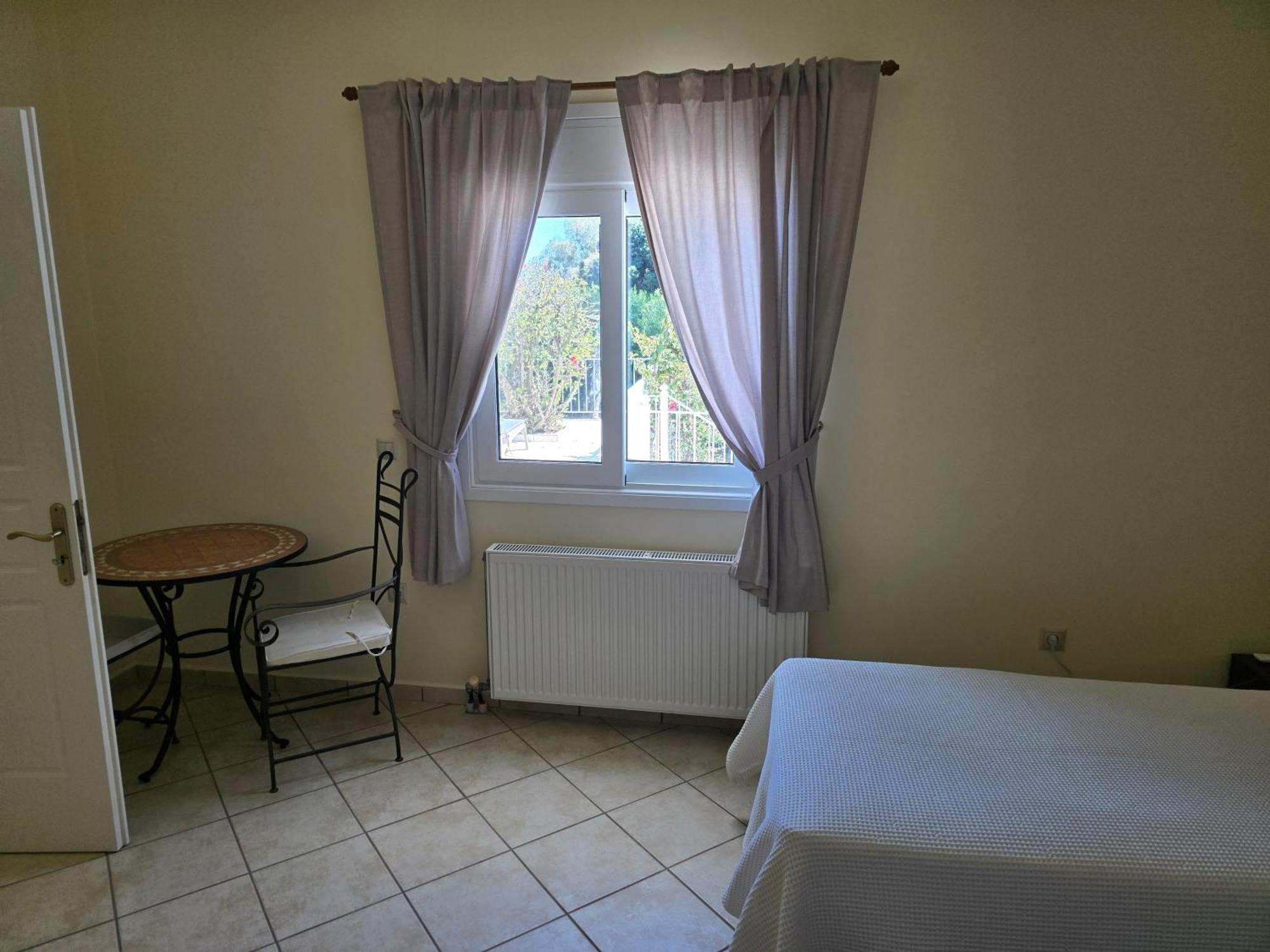 Villa Skala - - Sleeps 7 - Parking - Garden