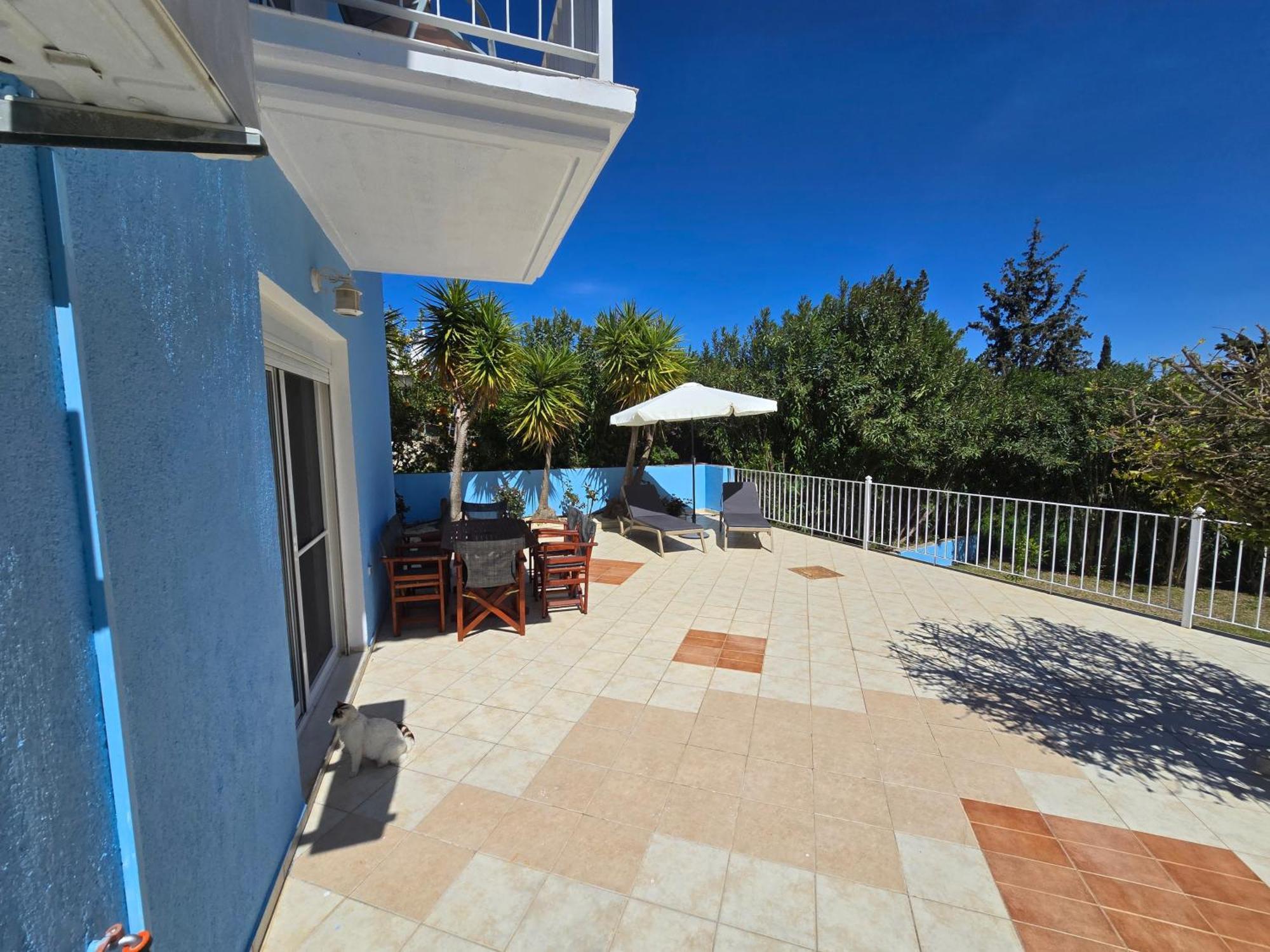 Villa Skala - - Sleeps 7 - Parking - Garden