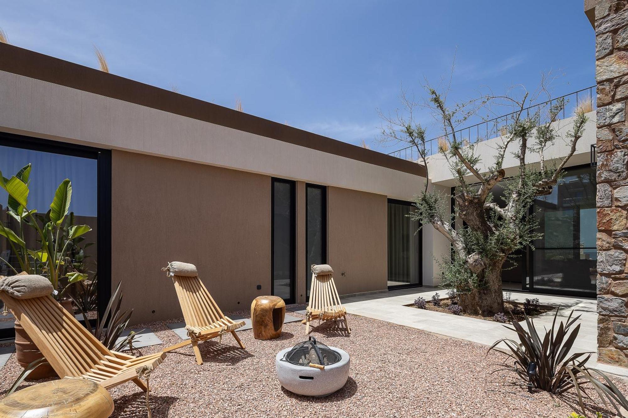 Villa Ormus - Beachfront Sanctuary Blending With Earth, Sun & Sea By Etouri *