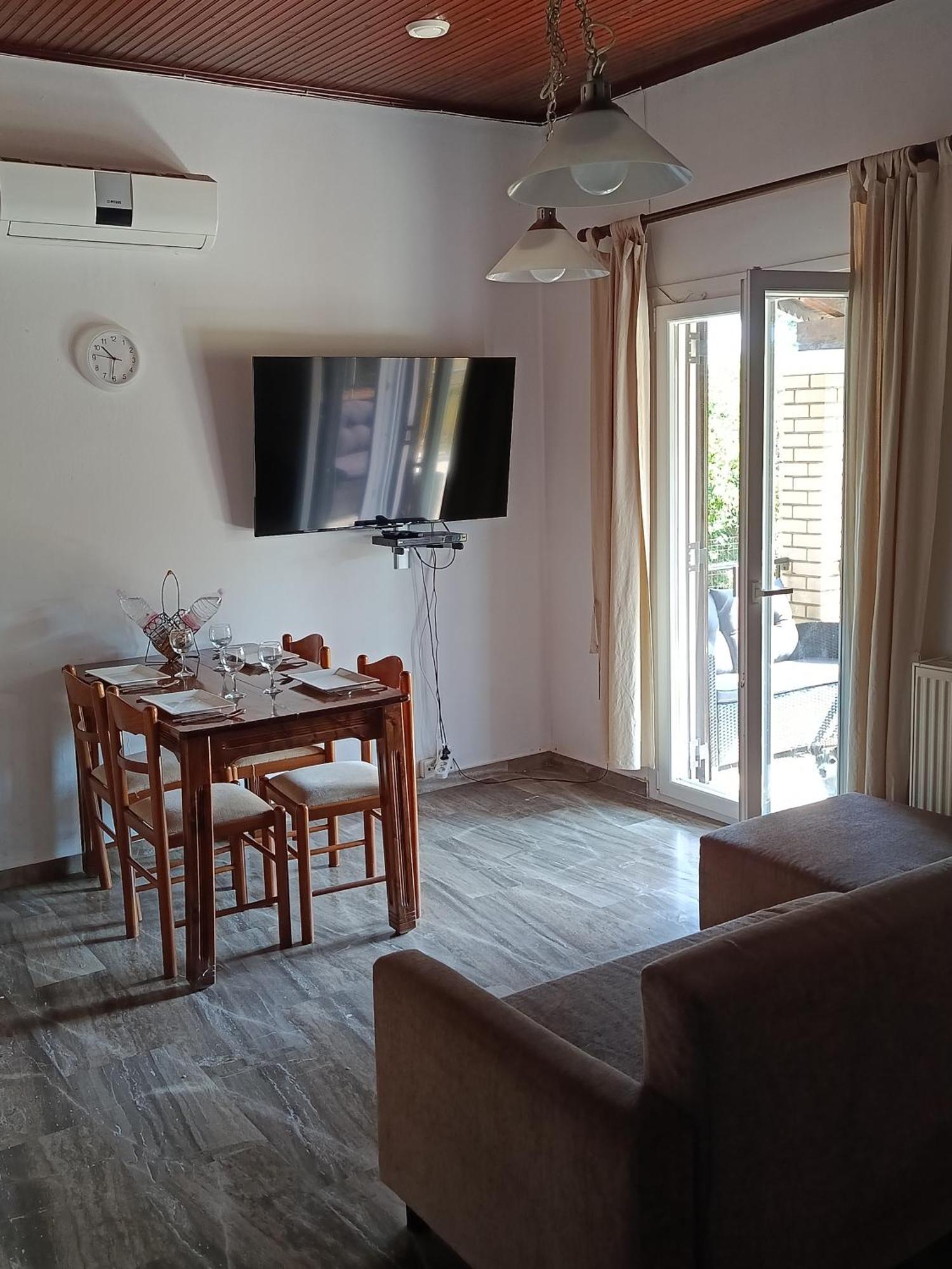 Beautiful Nearby Beach House With Garden, Private Pool And Large Yard Holiday home *