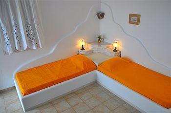 Pente Elies Milos Hotel Pollonia