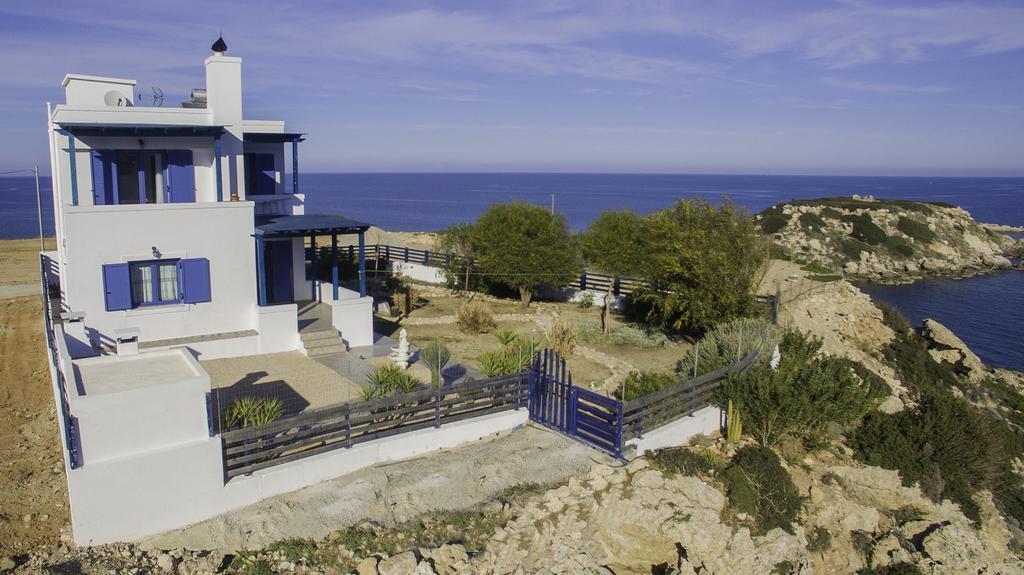 Elias Villa *